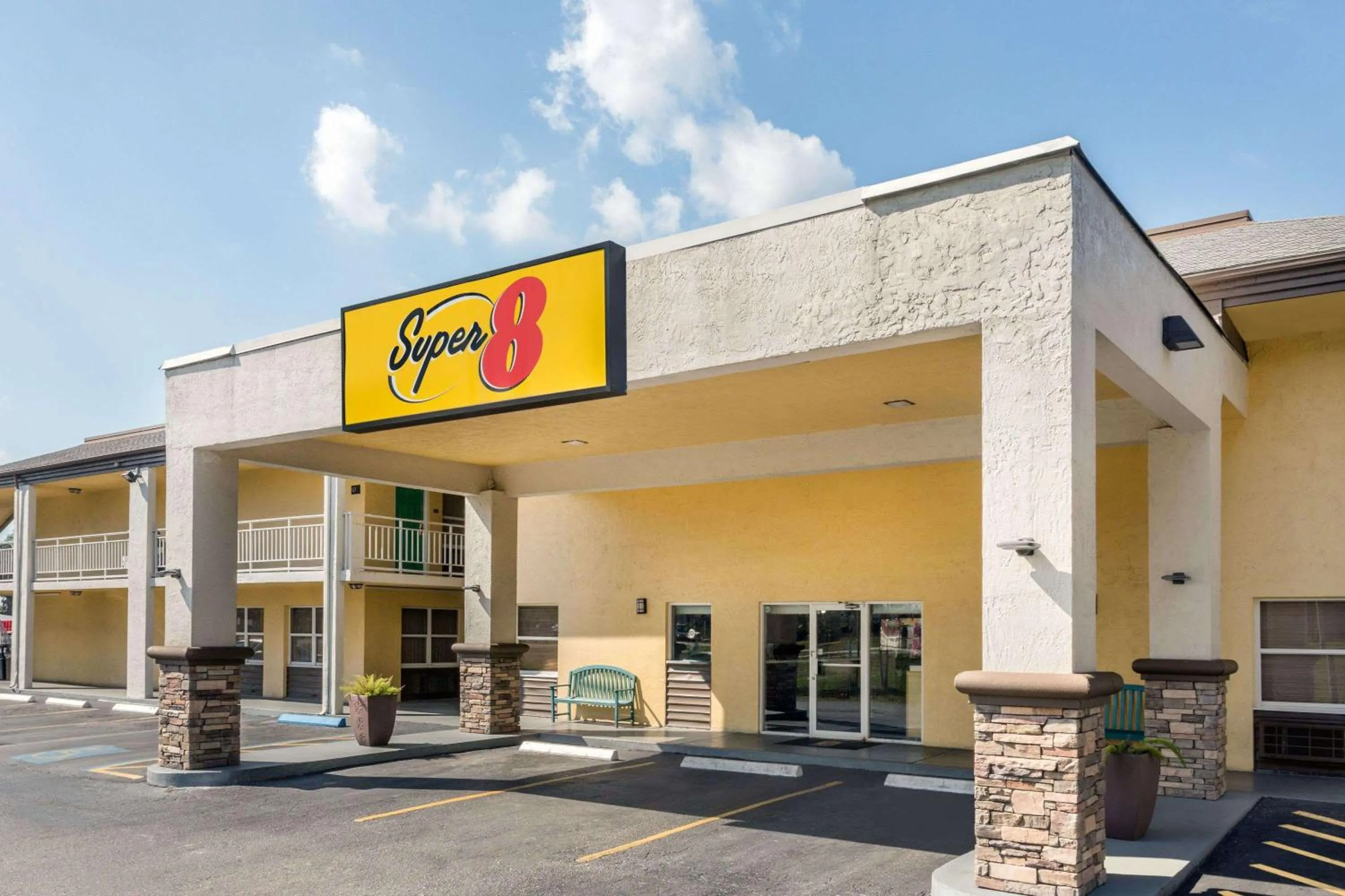 Property building in Super 8 by Wyndham Ellenton Bradenton Area