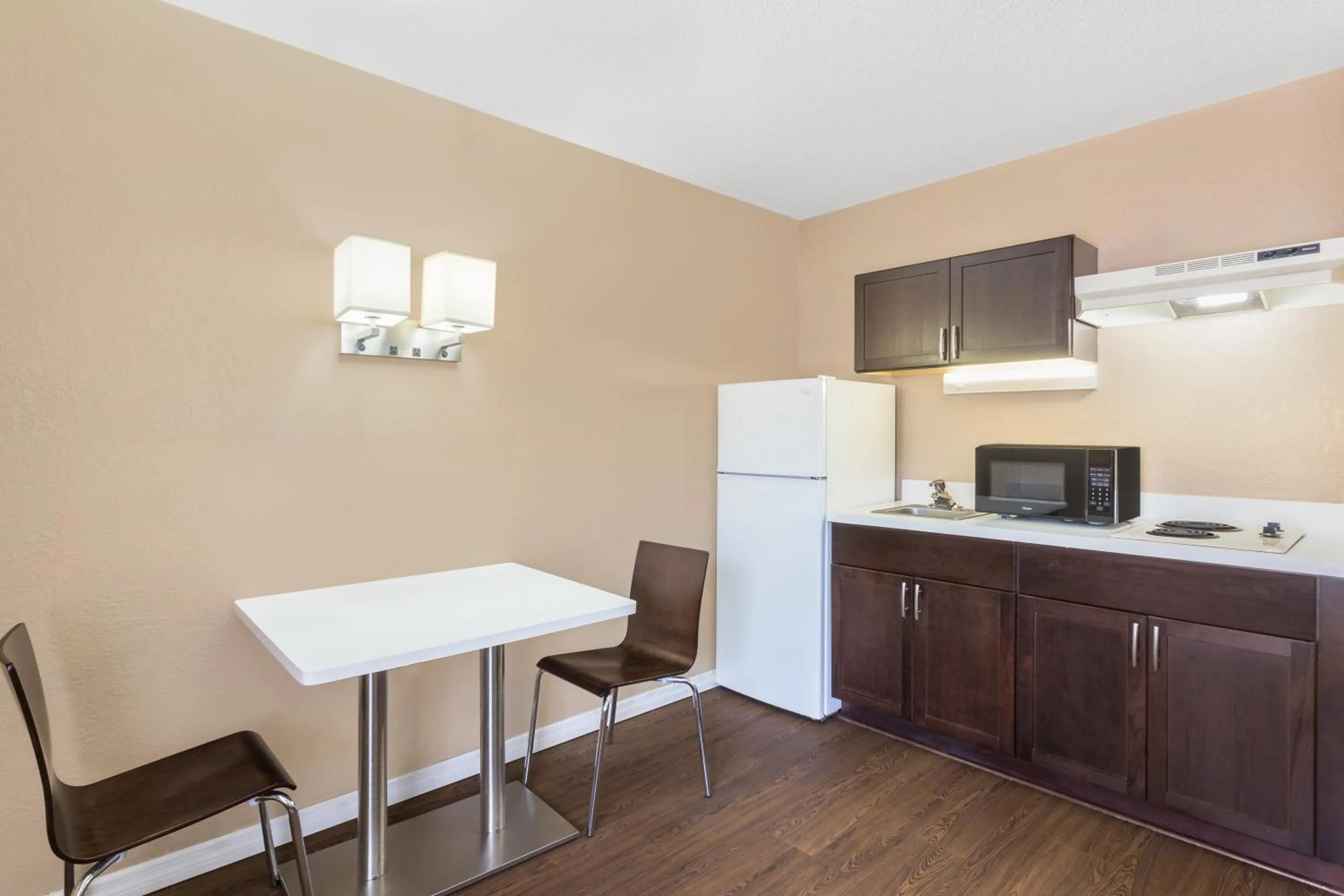 Living room in Super 8 by Wyndham Ellenton Bradenton Area