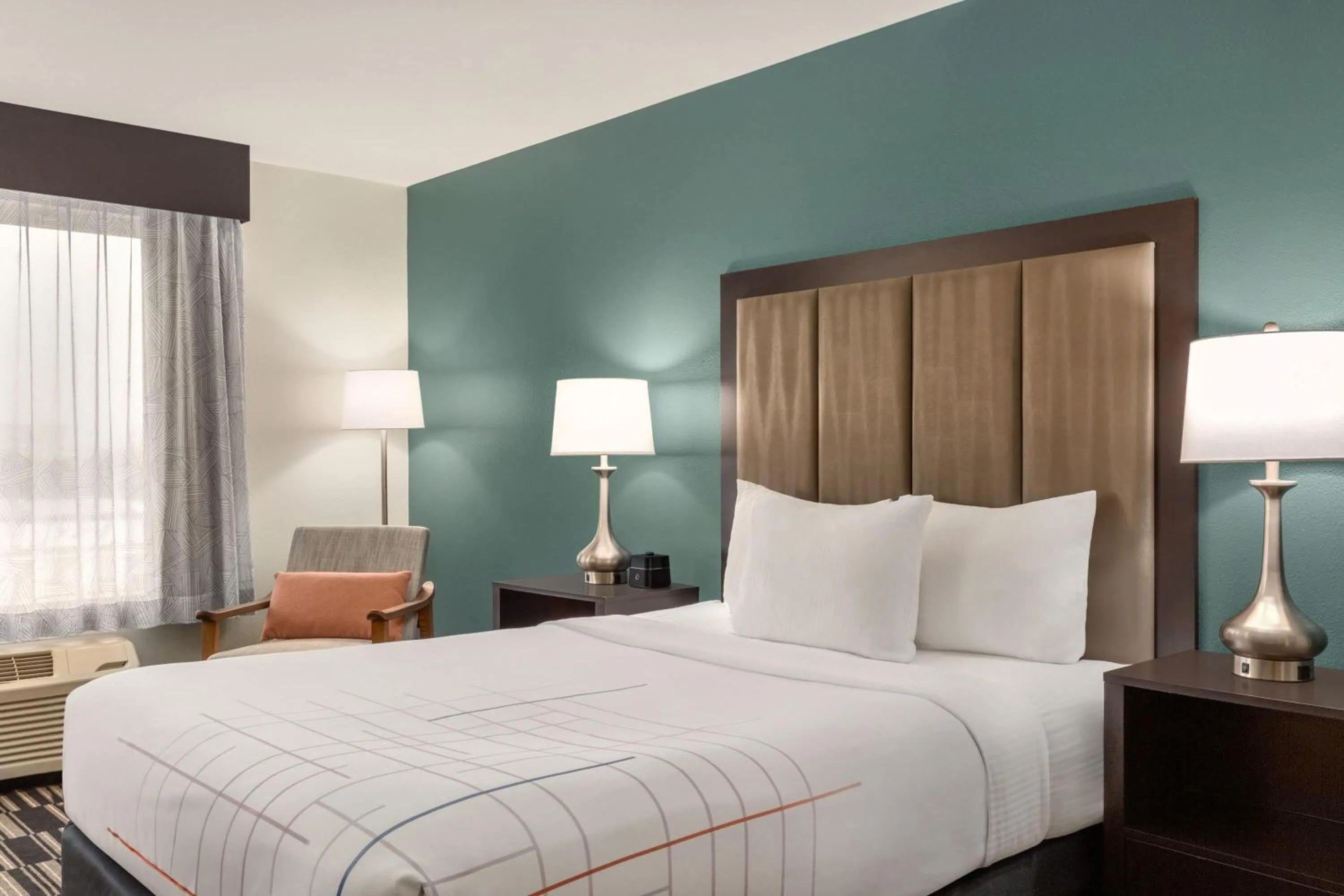 Photo of the whole room, Bed in La Quinta by Wyndham Fairfield - Napa Valley