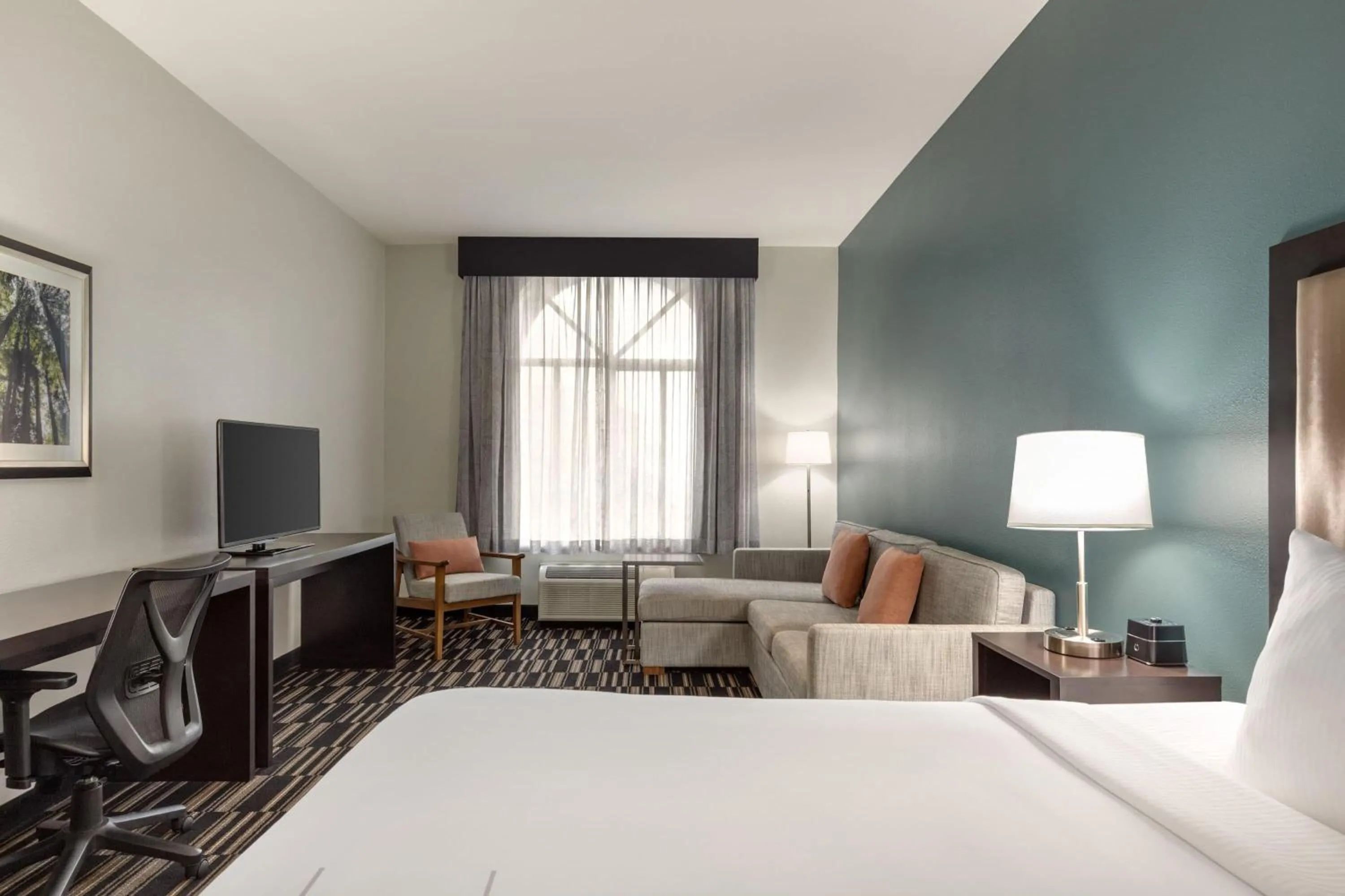 Photo of the whole room, Bed in La Quinta by Wyndham Fairfield - Napa Valley