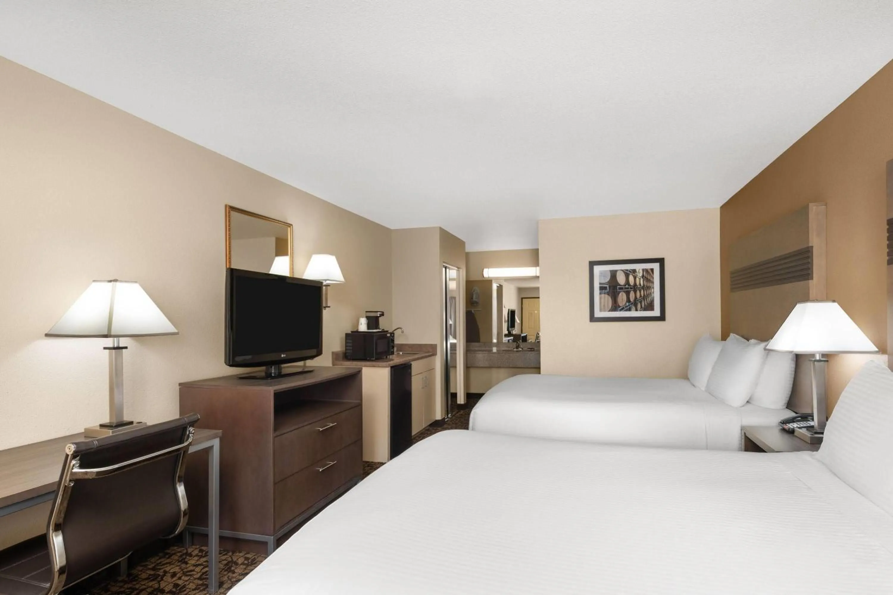 Photo of the whole room, Bed in Hawthorn Suites by Wyndham Napa Valley