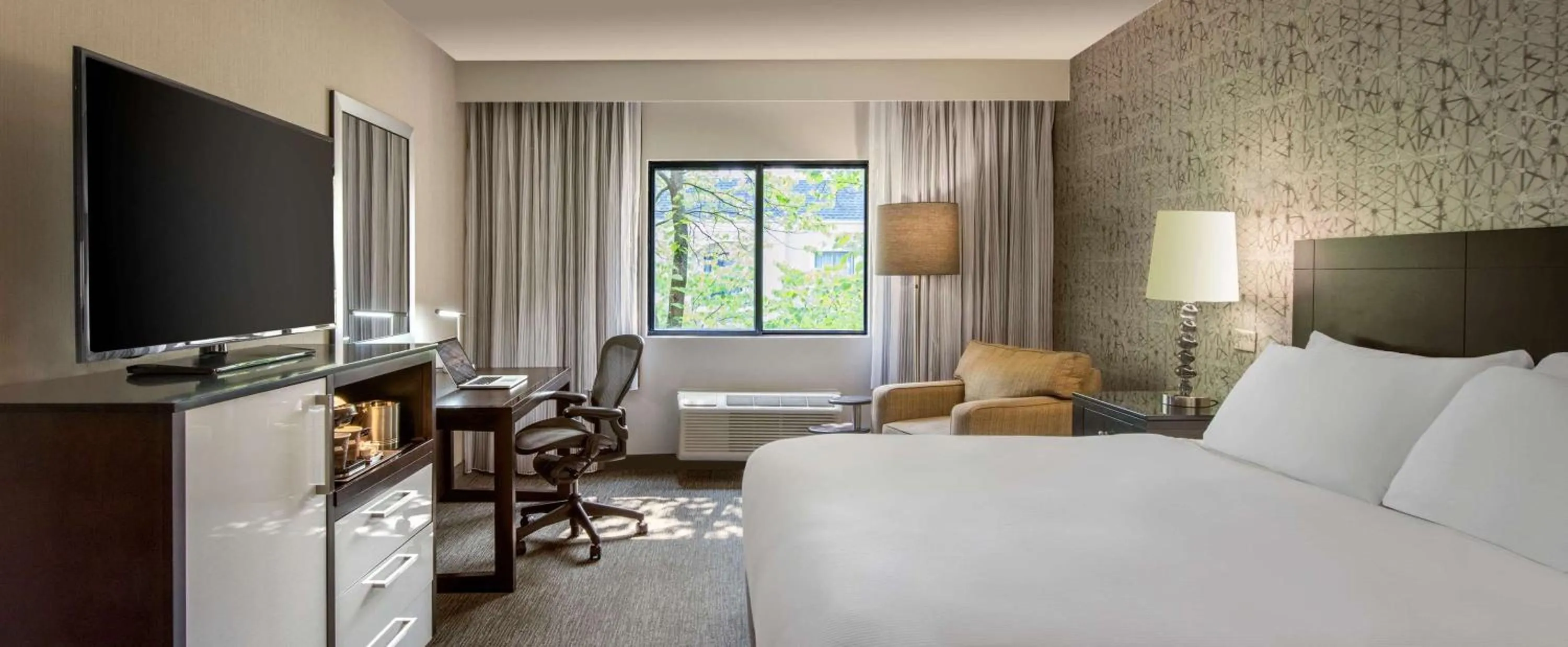 Bed in DoubleTree by Hilton Hotel Chicago Wood Dale - Elk Grove