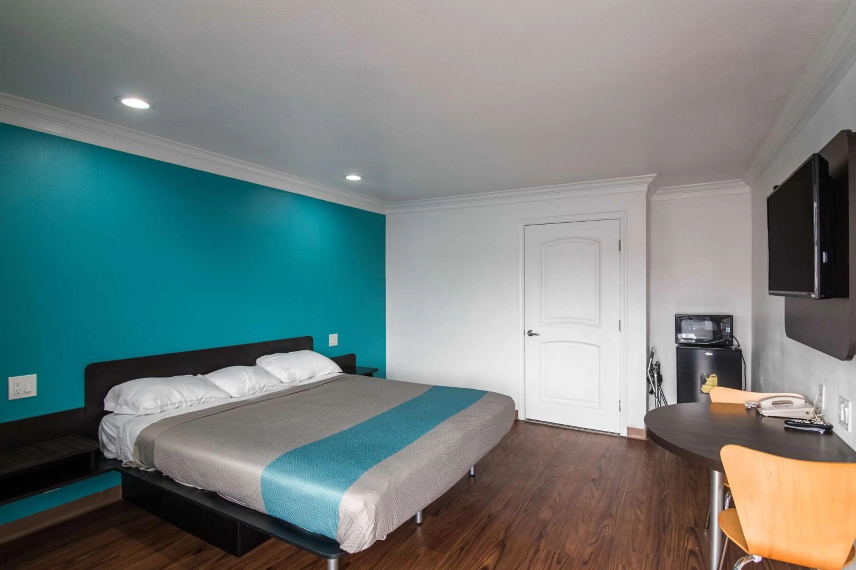 TV and multimedia, Bed in Motel 6-Norwalk, CA