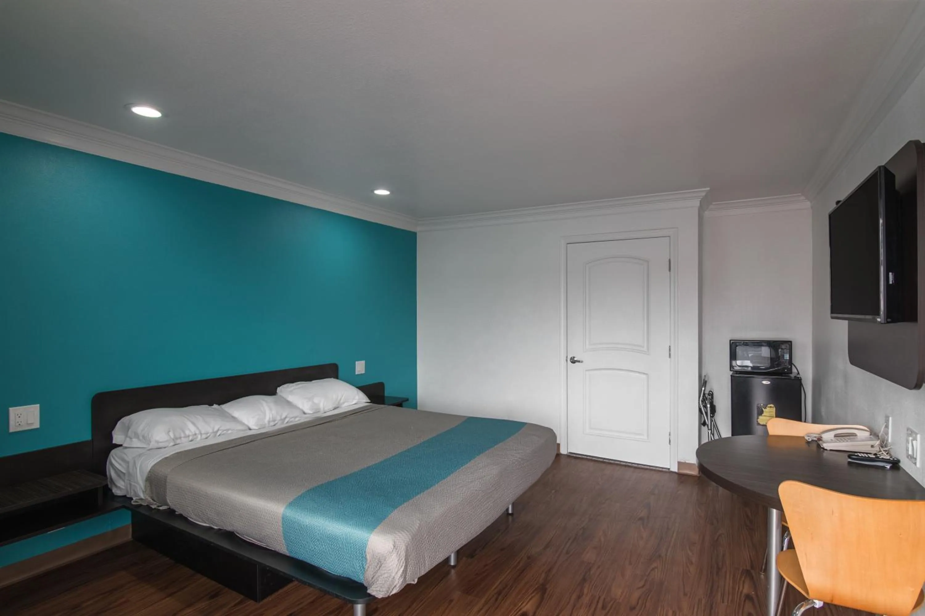 Photo of the whole room, Bed in Motel 6-Norwalk, CA