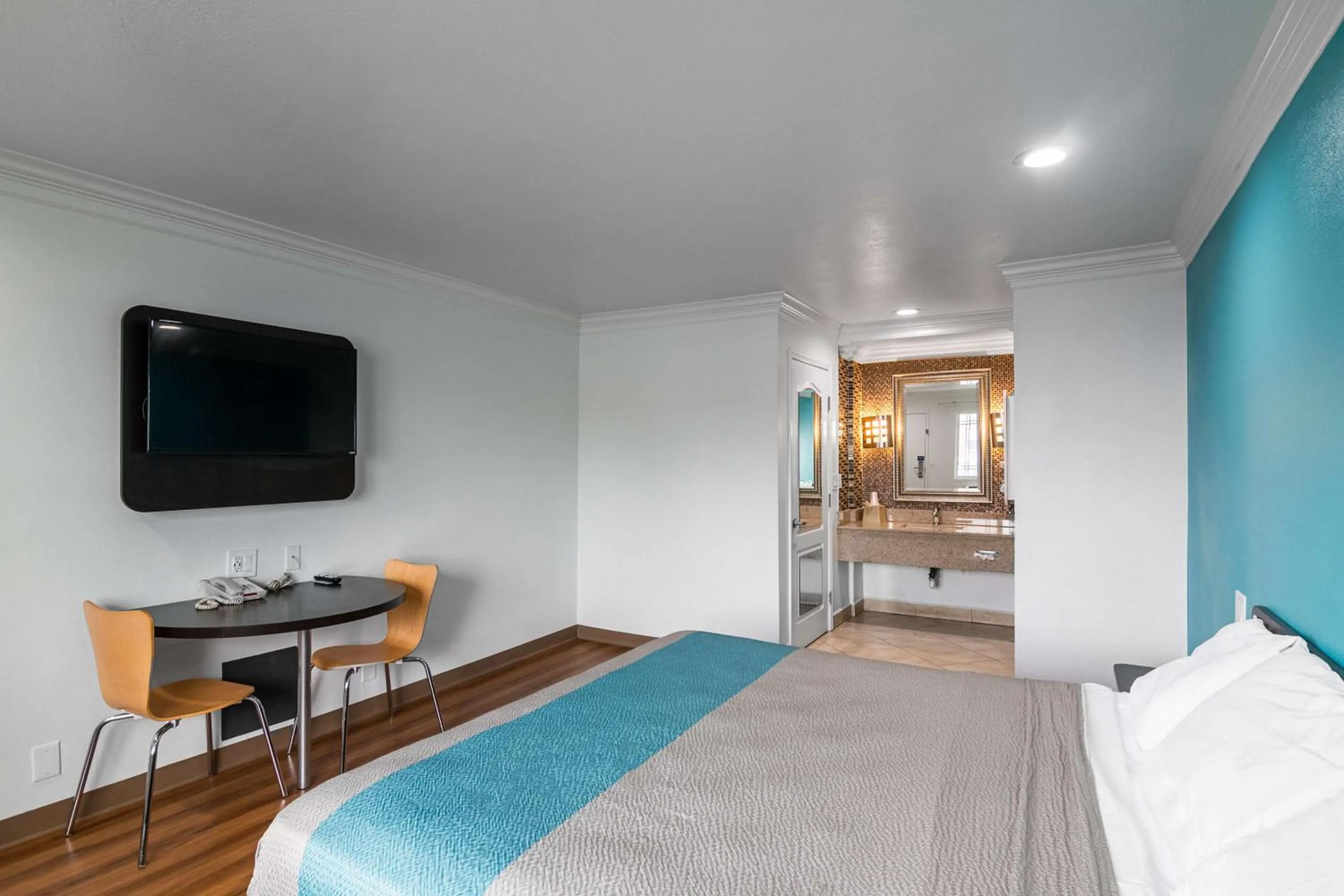 TV and multimedia, Bed in Motel 6-Norwalk, CA