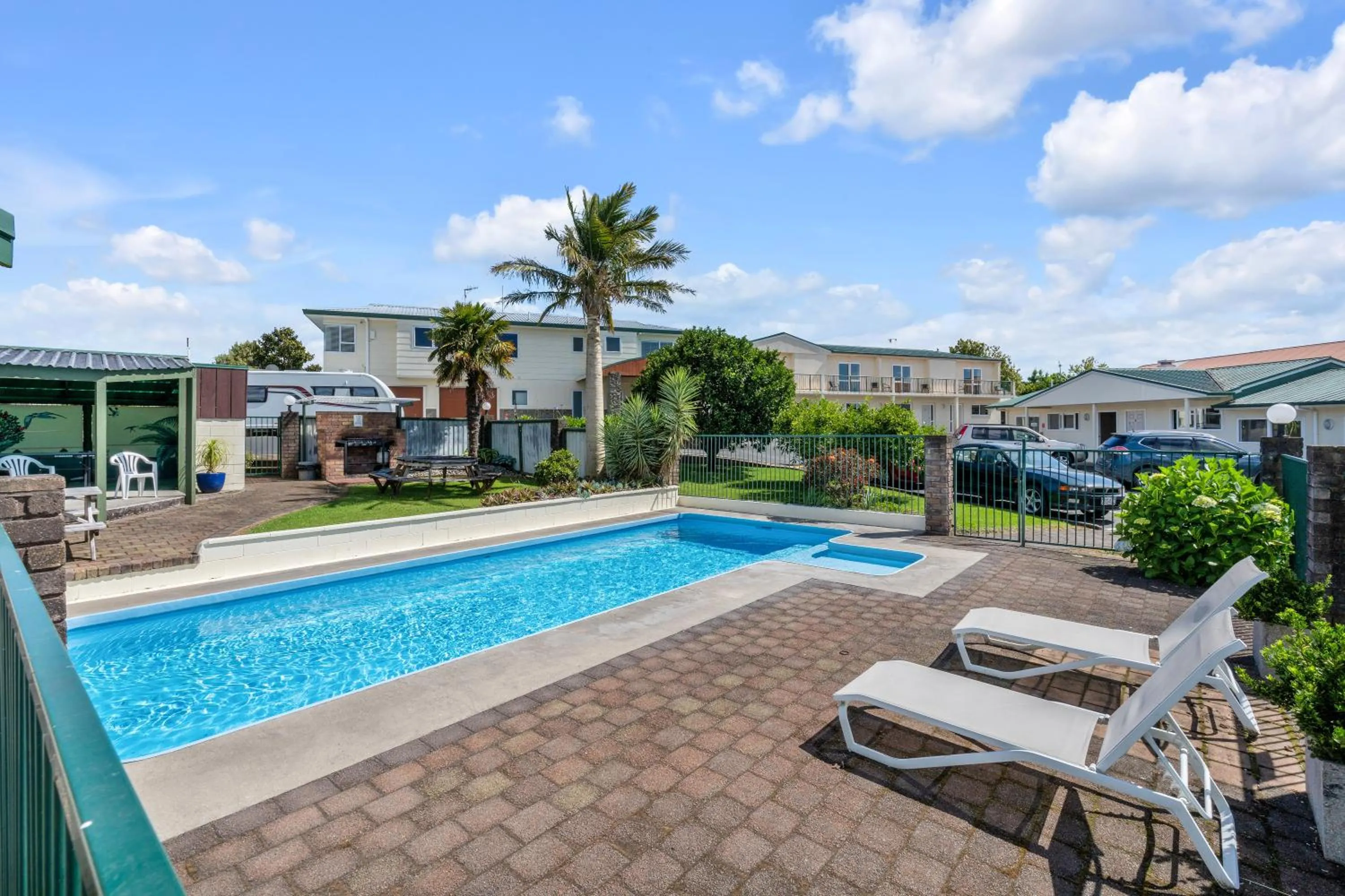 Pool view in Cottage Park Thermal Motel