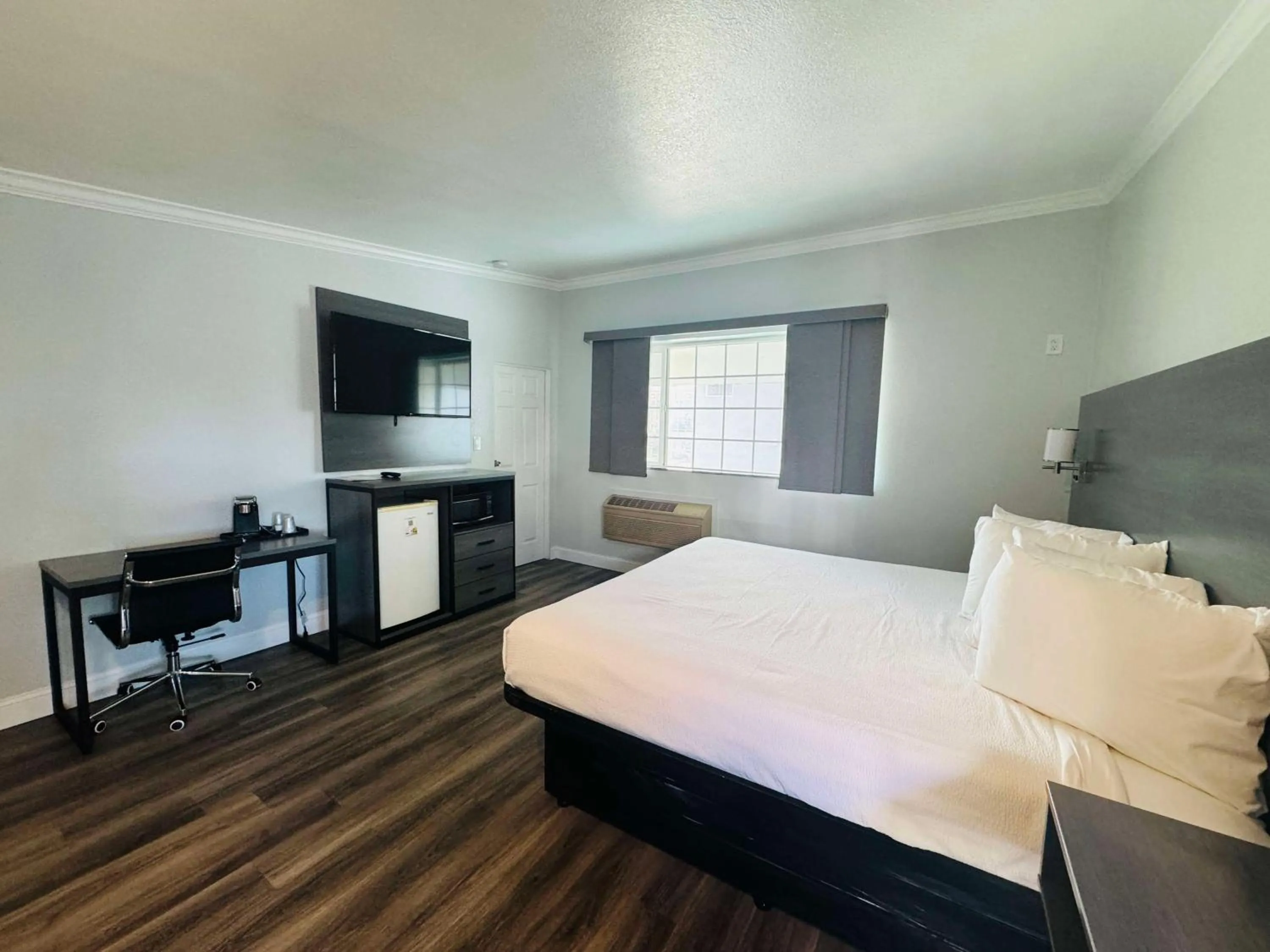 Bedroom, Bed in SureStay by Best Western Fresno Central