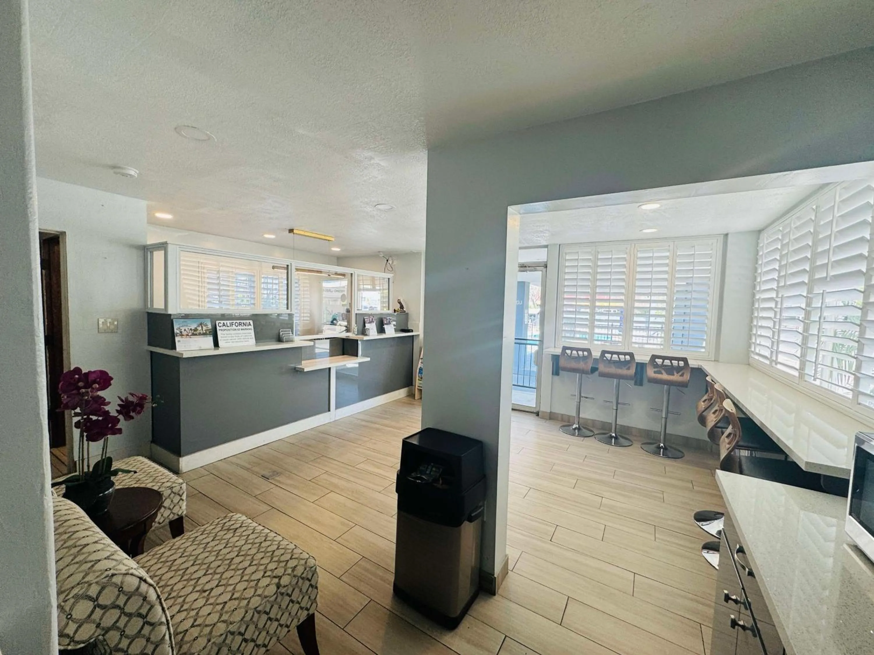 Lobby or reception in SureStay by Best Western Fresno Central