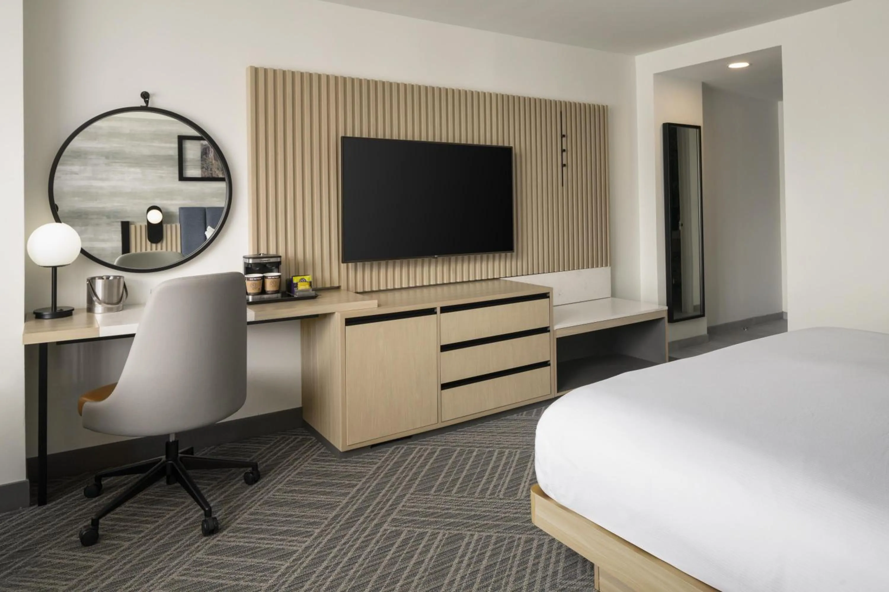 Bedroom, Bed in DoubleTree by Hilton Fort Lee/George Washington Bridge