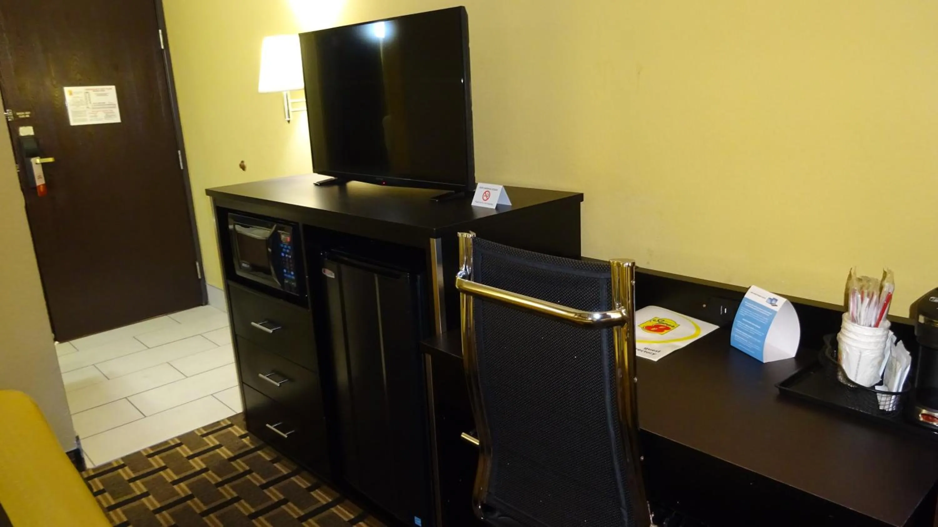 TV and multimedia in Super 8 by Wyndham Terre Haute