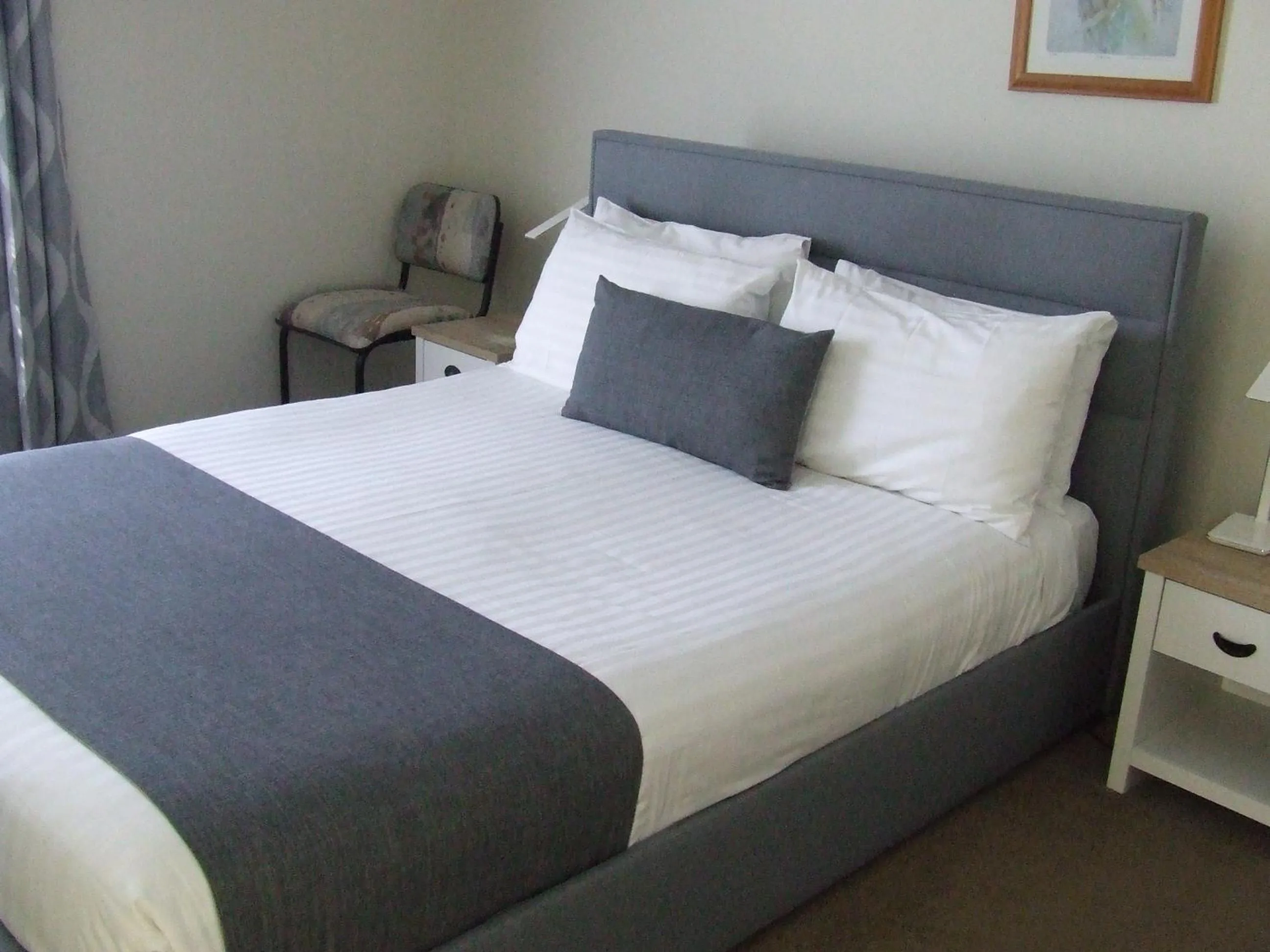 Bedroom, Bed in Queechy Motel