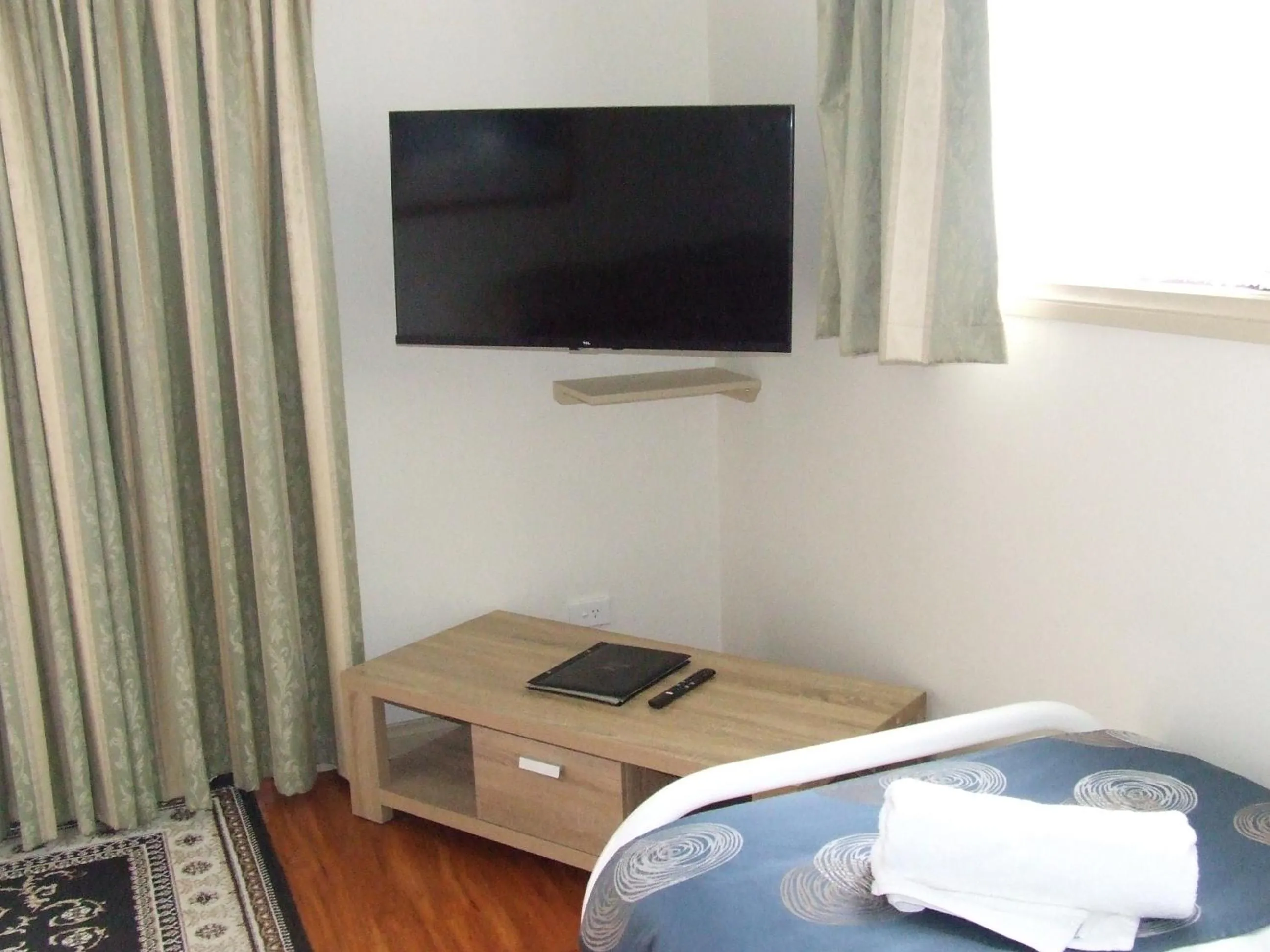 Communal lounge/ TV room, Bed in Queechy Motel