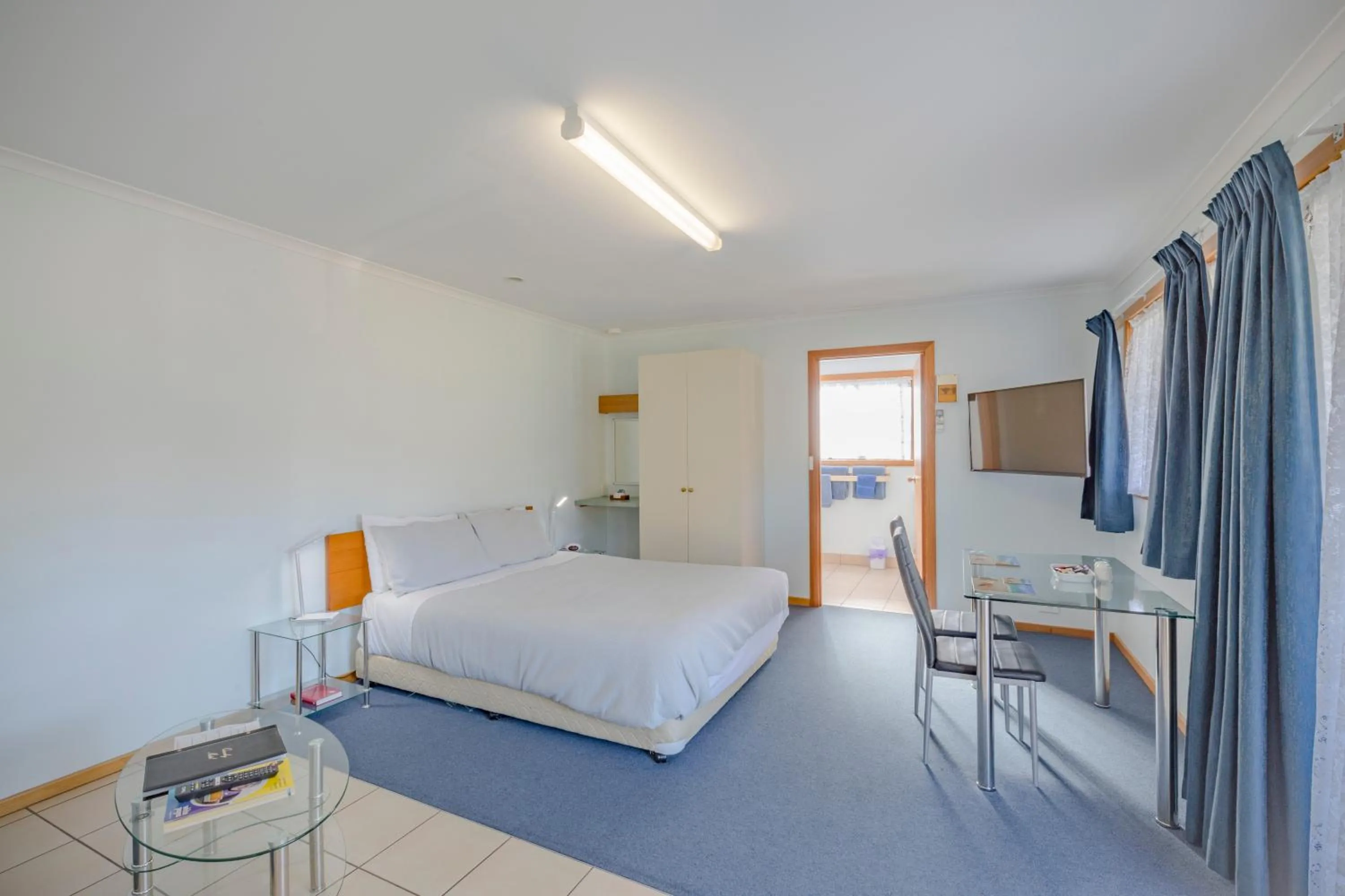 Queen Room with Sea View (25) in Queechy Motel