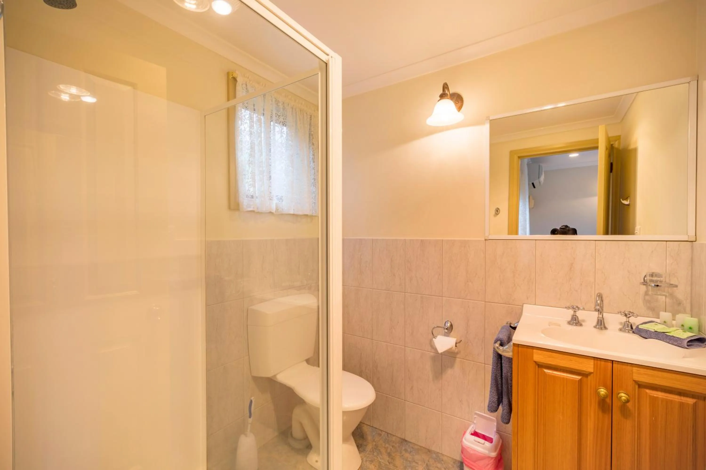 Queen Room with Water View (22) in Queechy Motel