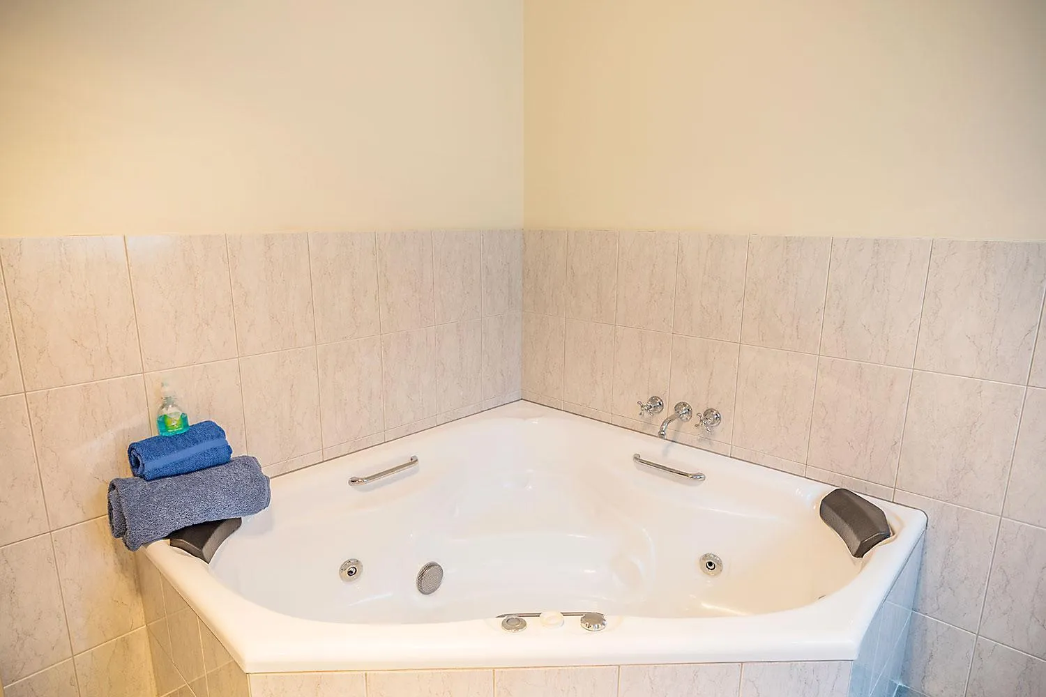 Queen Room with Spa Bath (23) in Queechy Motel