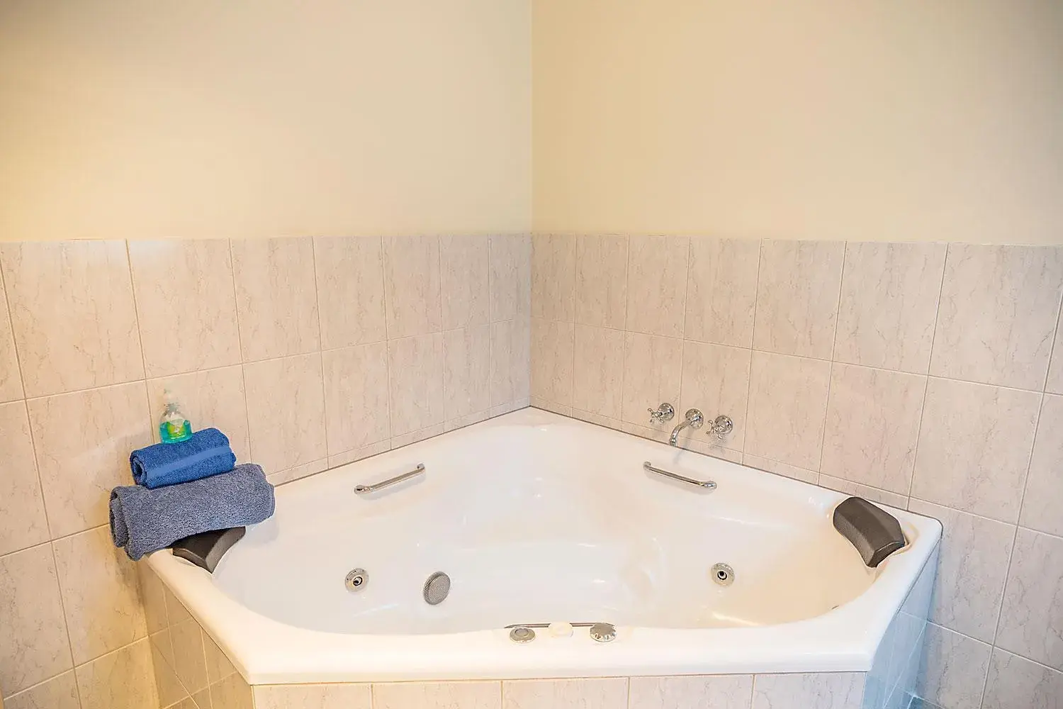 Queen Room with Spa Bath (23) in Queechy Motel Queen Room with Spa Bath (23) in Queechy Motel