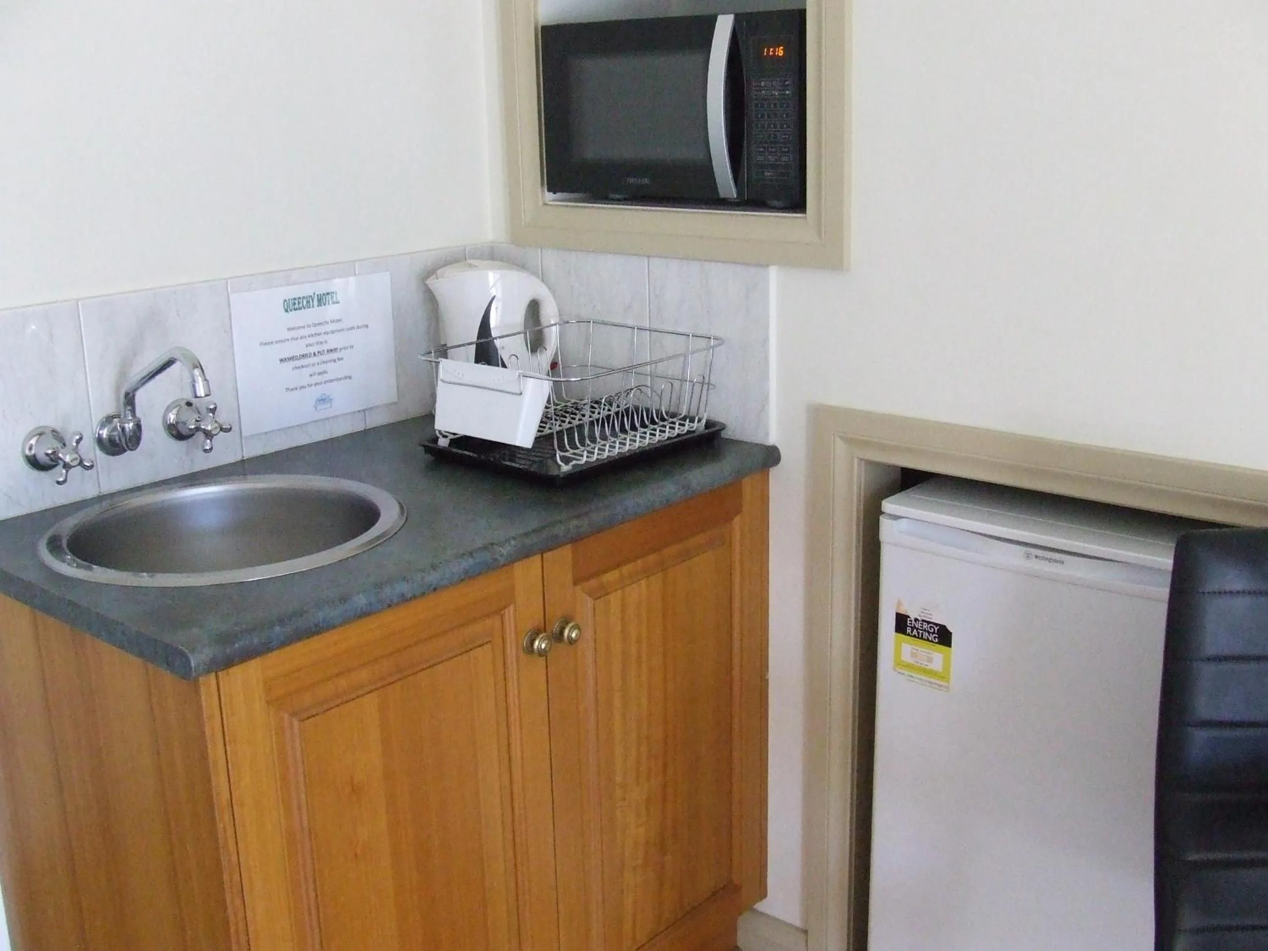 Kitchen or kitchenette in Queechy Motel