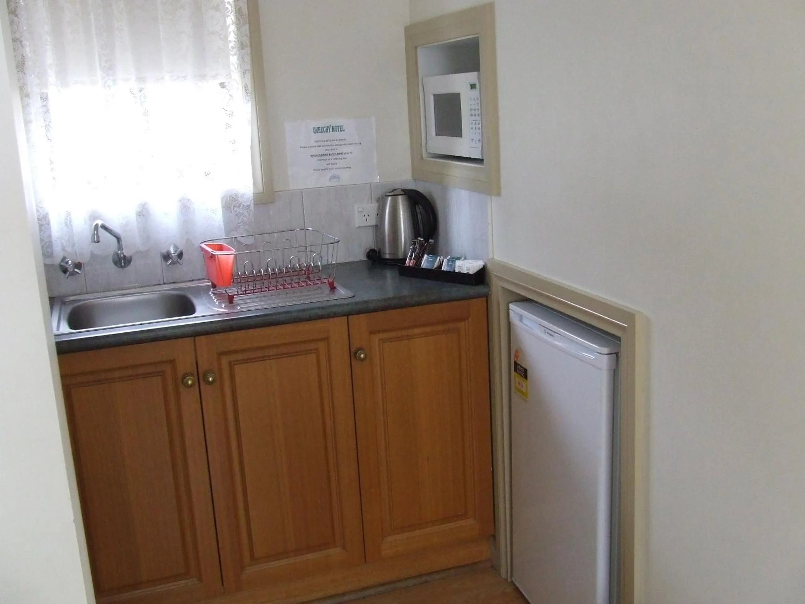 Kitchen or kitchenette in Queechy Motel