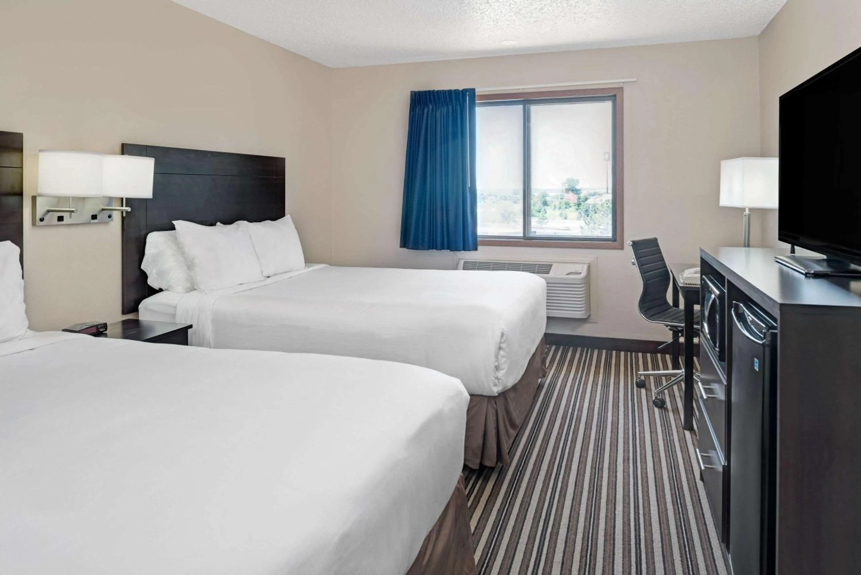 Photo of the whole room, Bed in Super 8 by Wyndham Omaha I-80 West