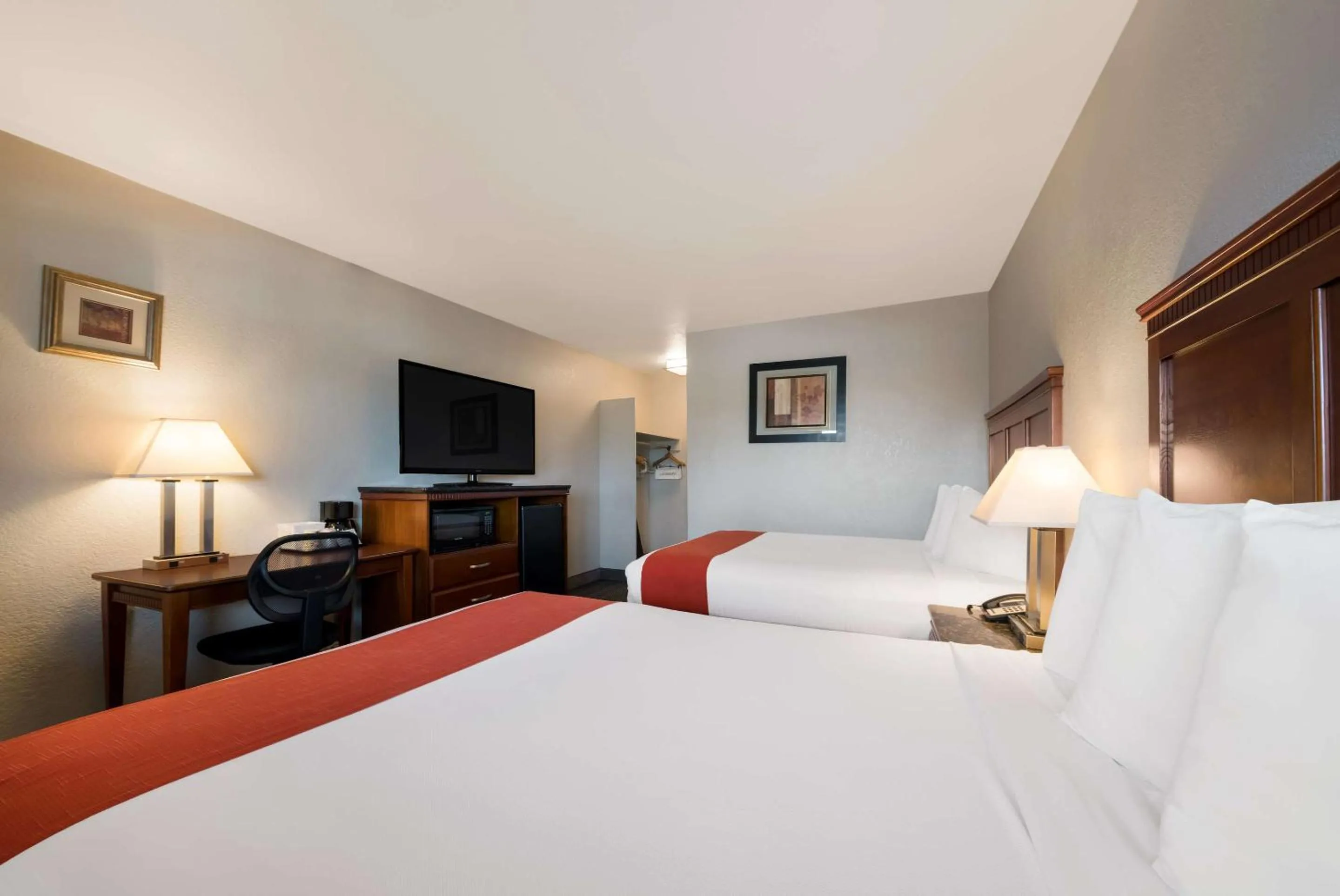 Bedroom, Bed in Rodeway Inn South San Francisco Airport