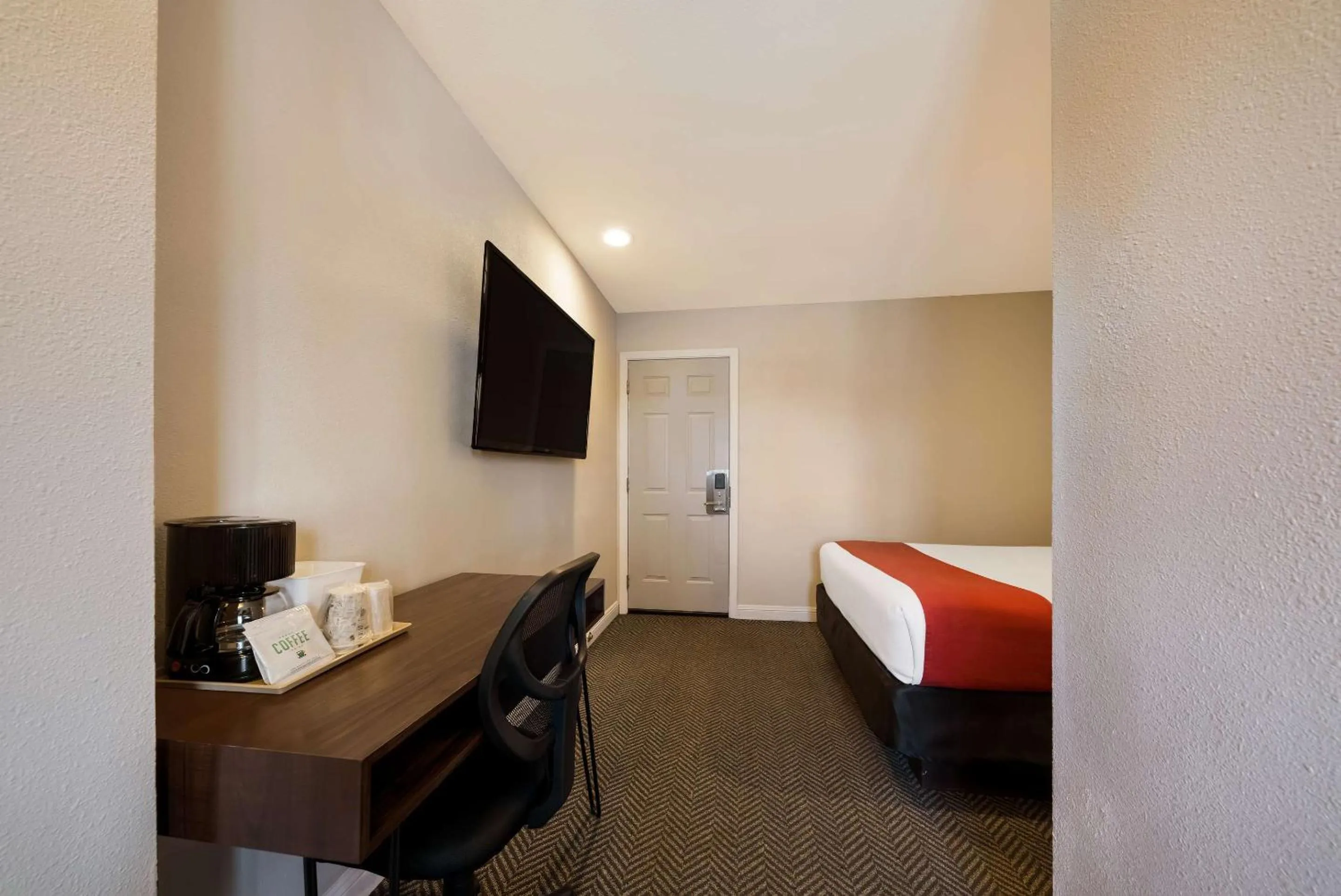 Bedroom, Bed in Rodeway Inn South San Francisco Airport