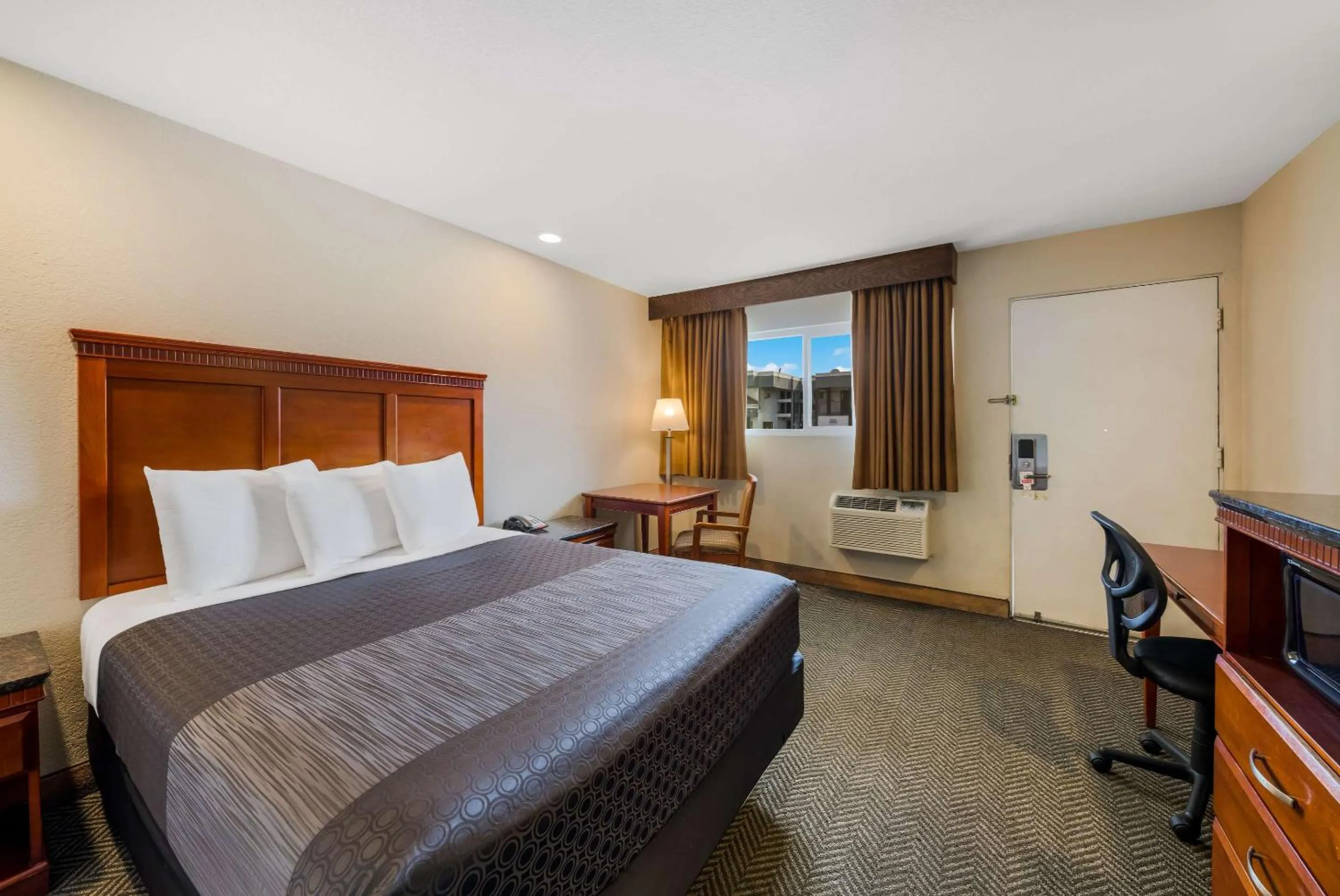 Bedroom, Bed in Rodeway Inn South San Francisco Airport