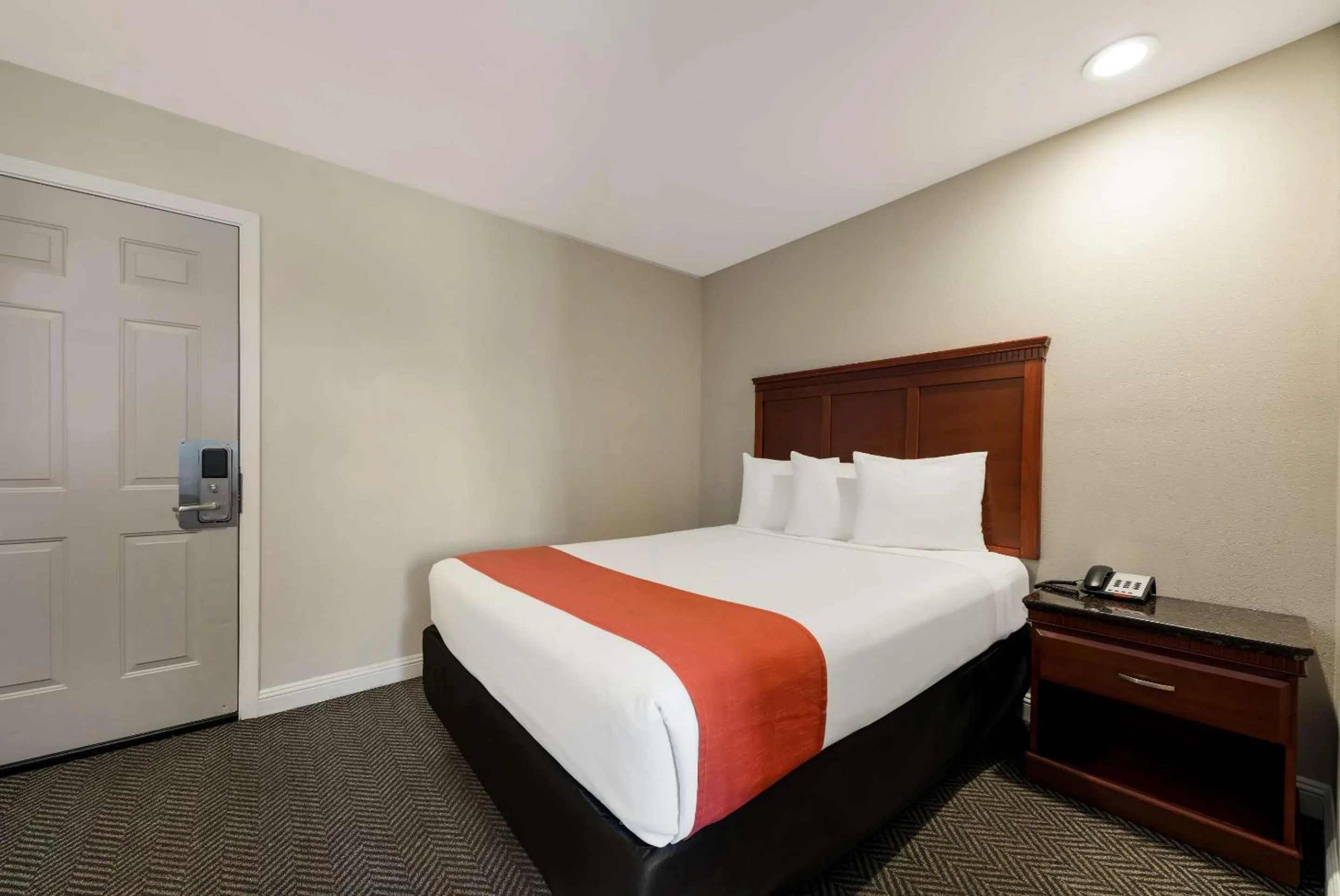 Bedroom, Bed in Rodeway Inn South San Francisco Airport