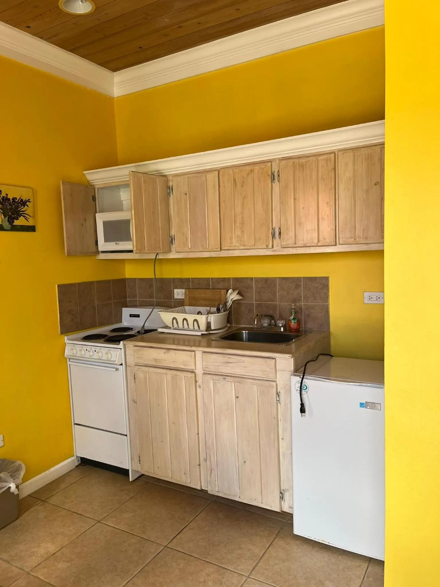 Kitchen or kitchenette in Bay Inn Estates