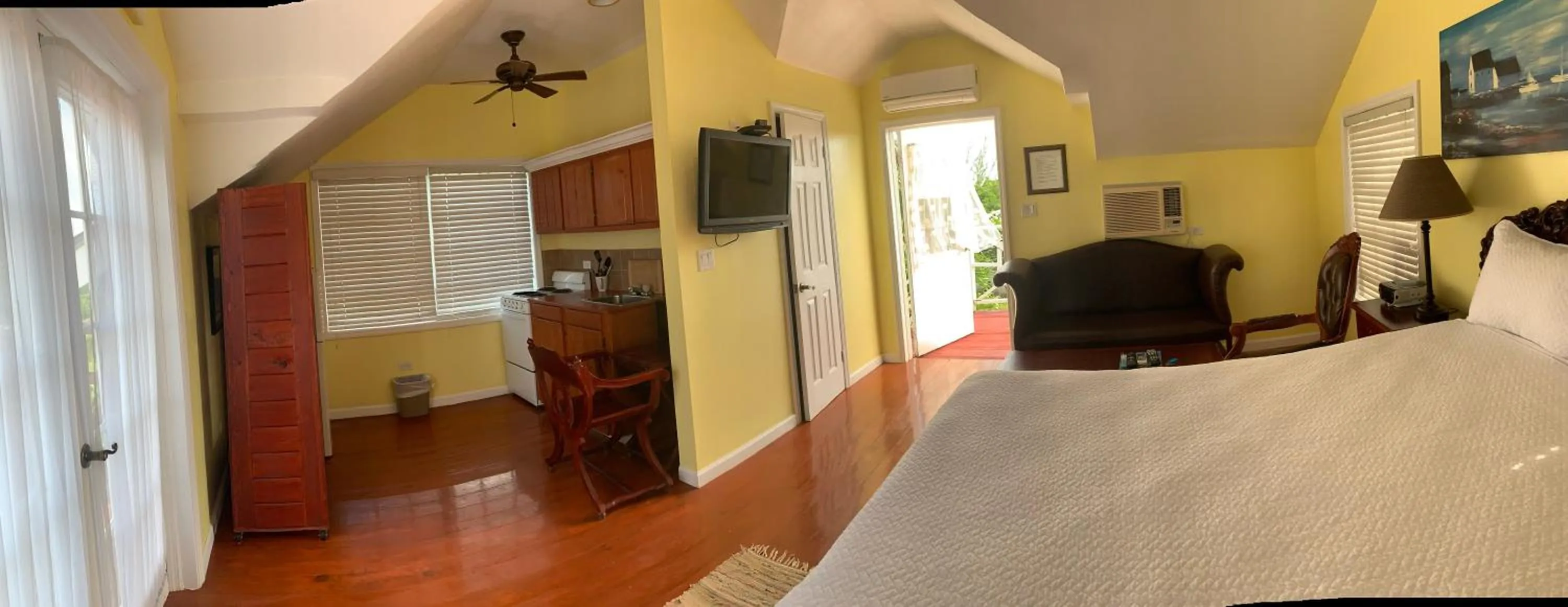 Photo of the whole room in Bay Inn Estates