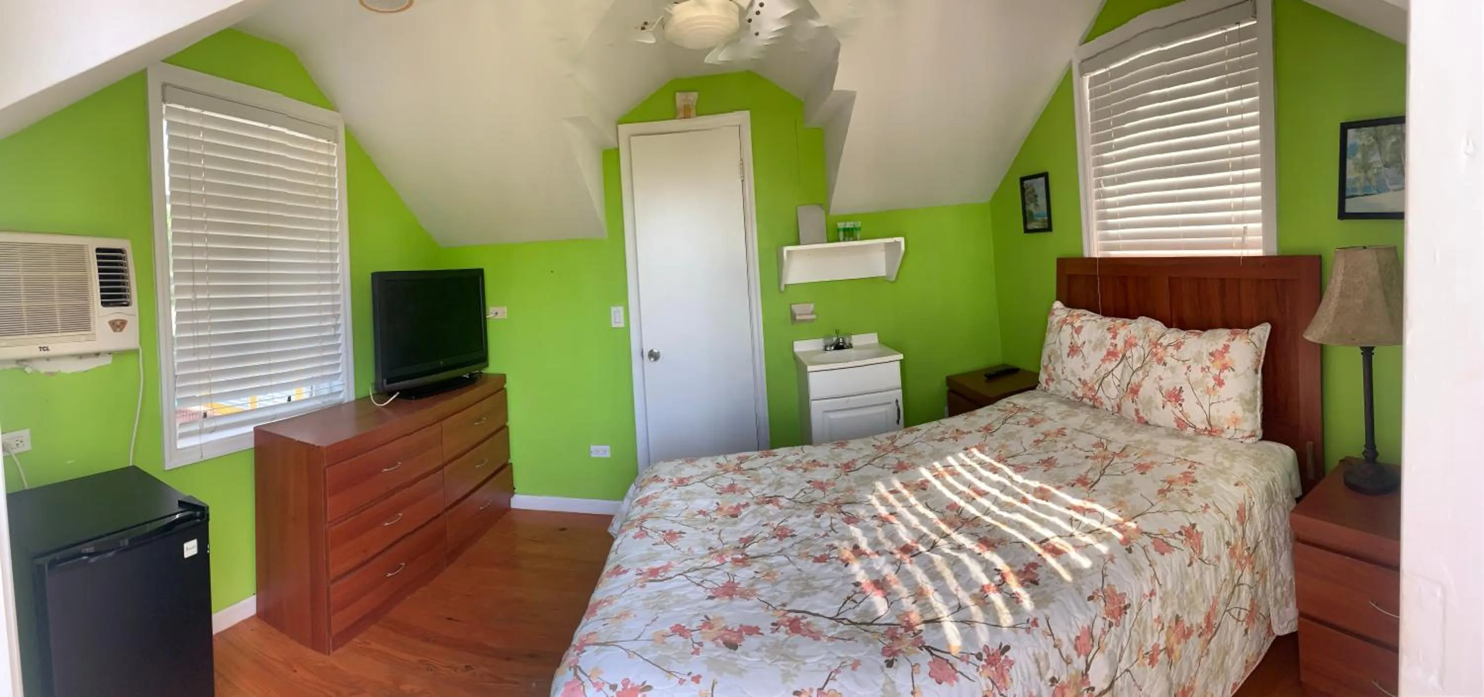 Photo of the whole room, Bed in Bay Inn Estates