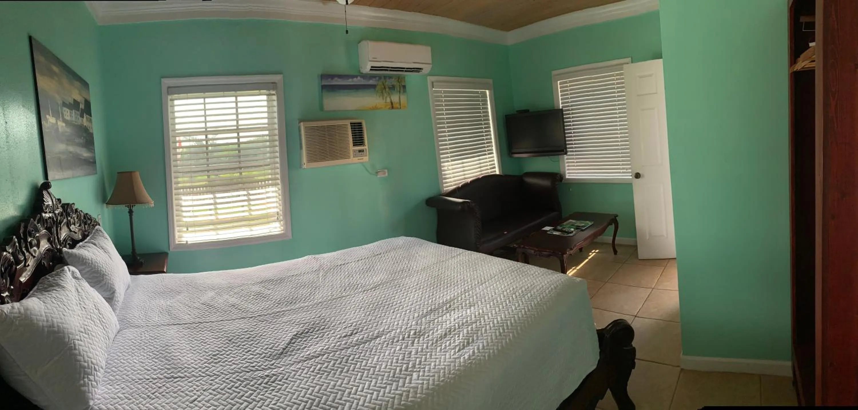 Photo of the whole room, Bed in Bay Inn Estates