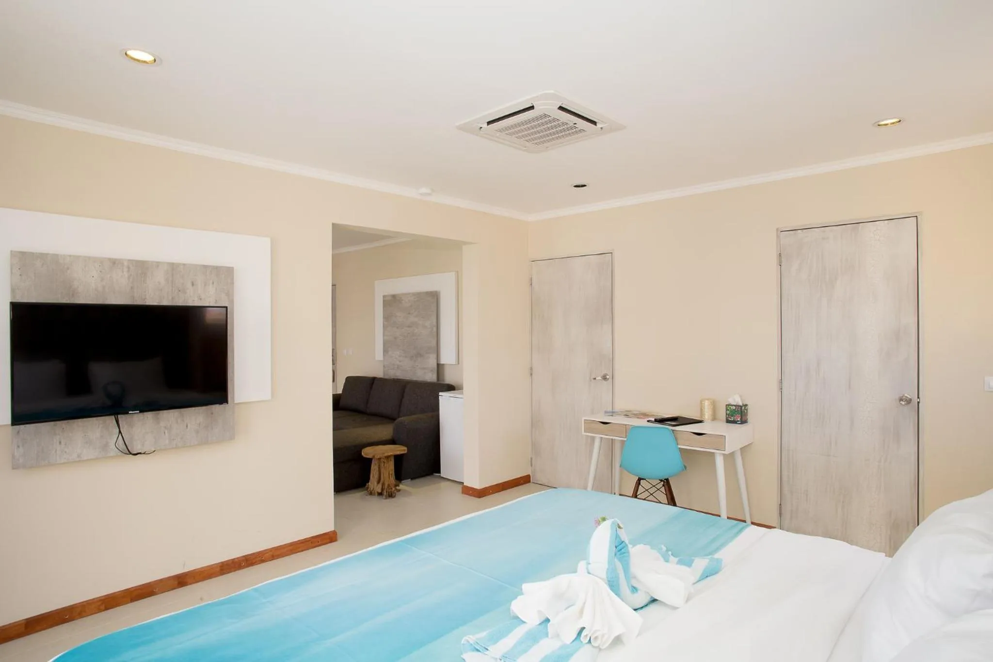 TV/Entertainment Center in Hotel Islander Bonaire