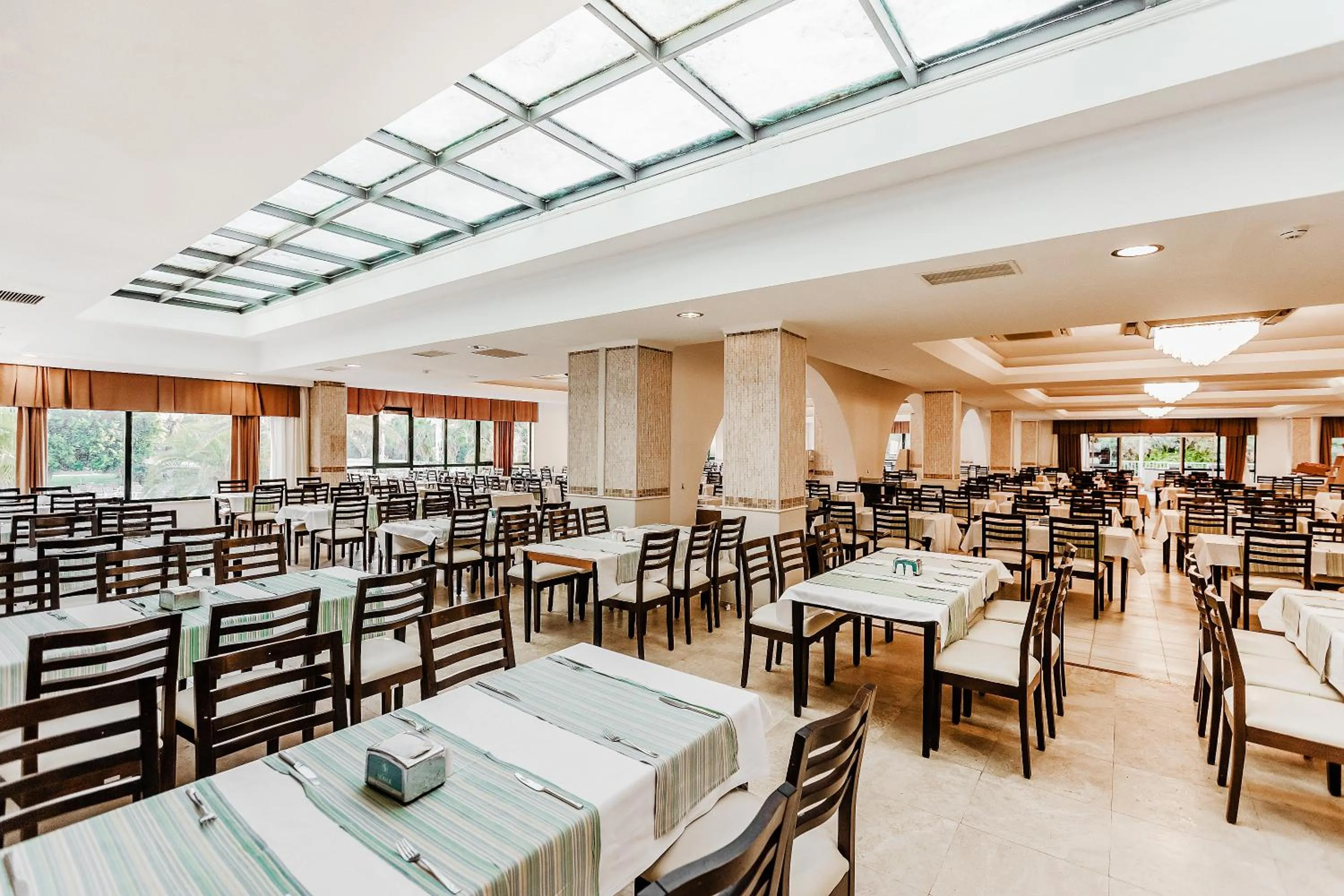 Restaurant/places to eat in Sural Hotel