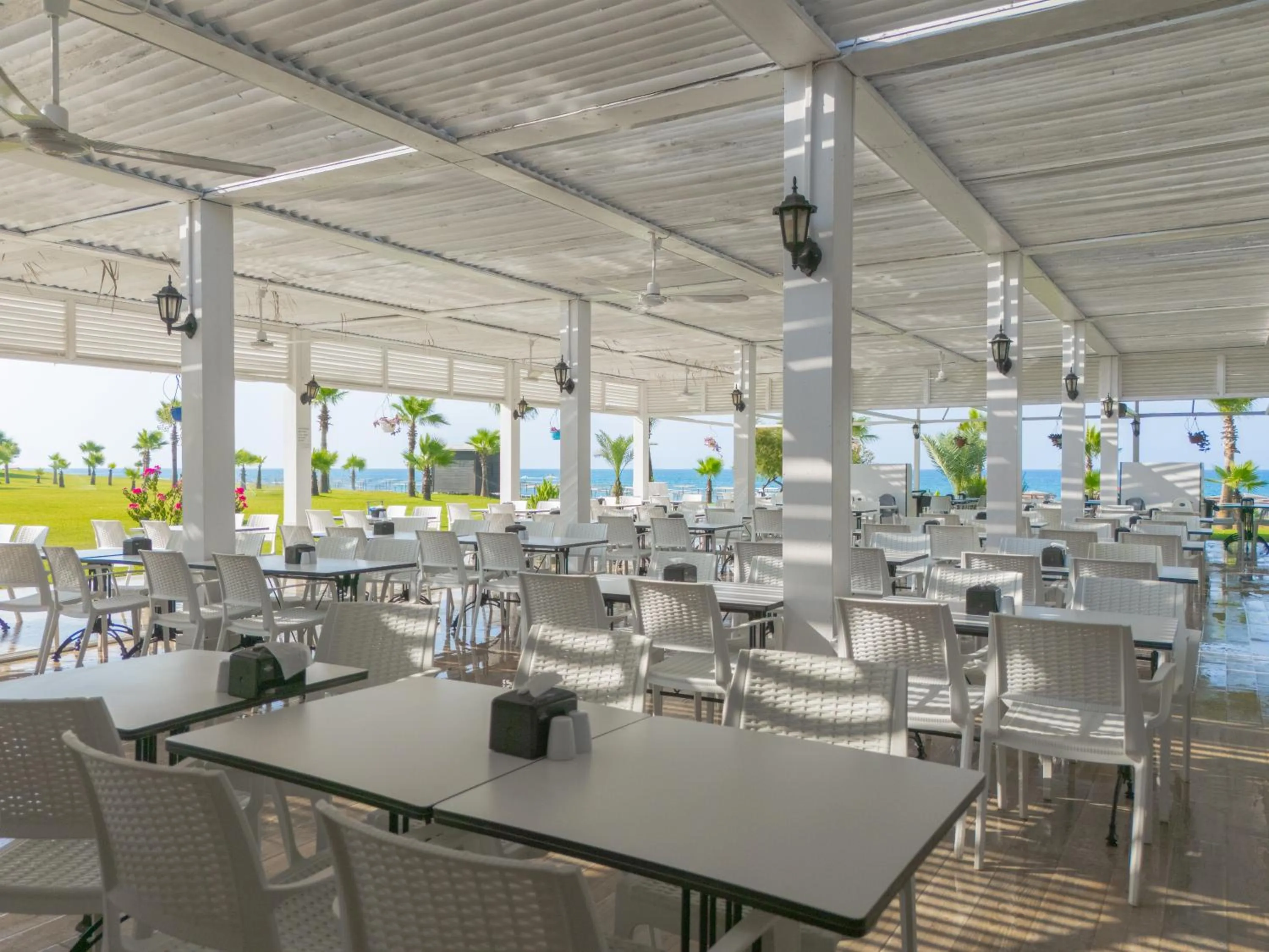 Restaurant/places to eat in Sural Garden Hotel