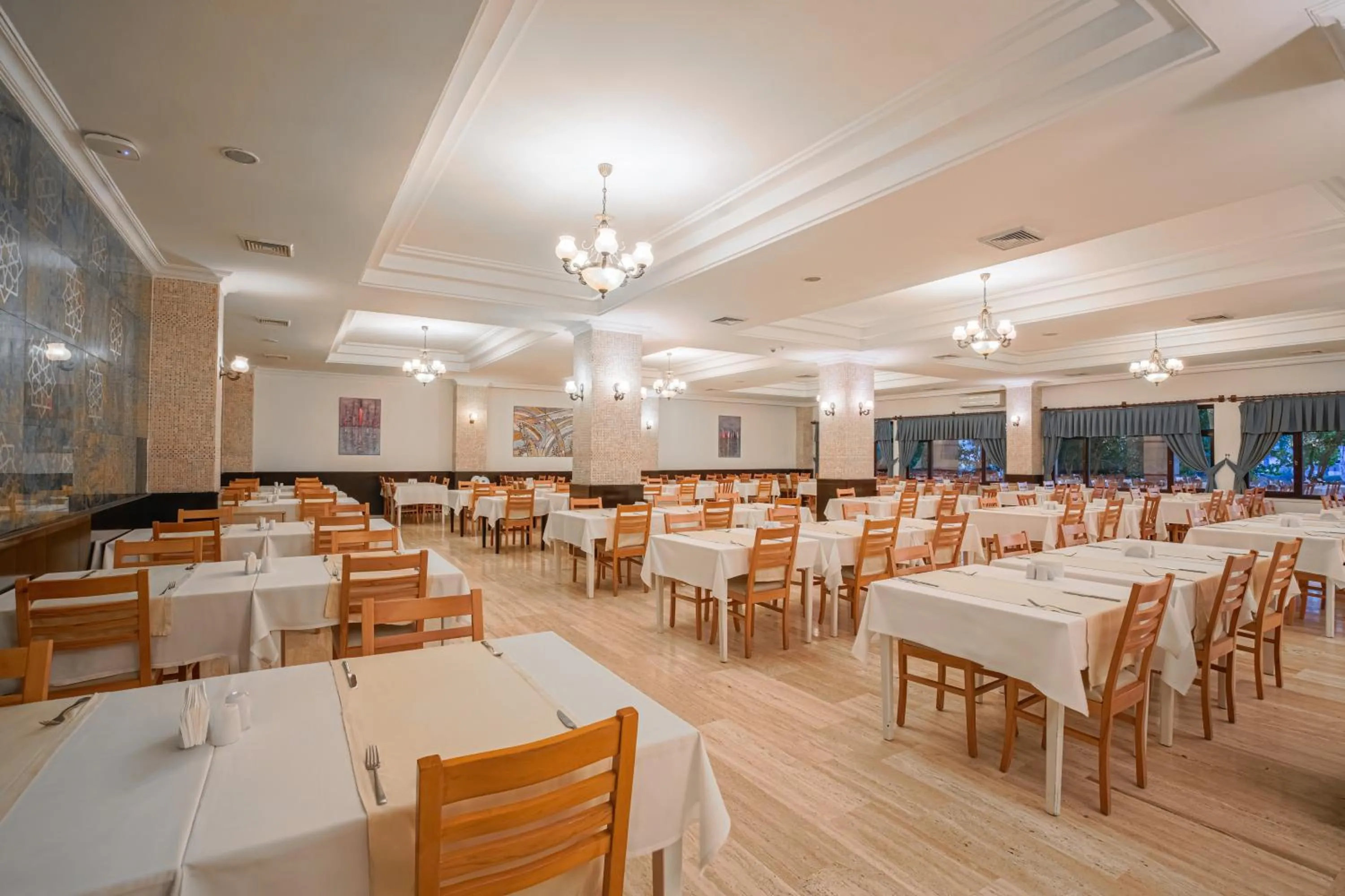 Restaurant/places to eat in Sural Garden Hotel