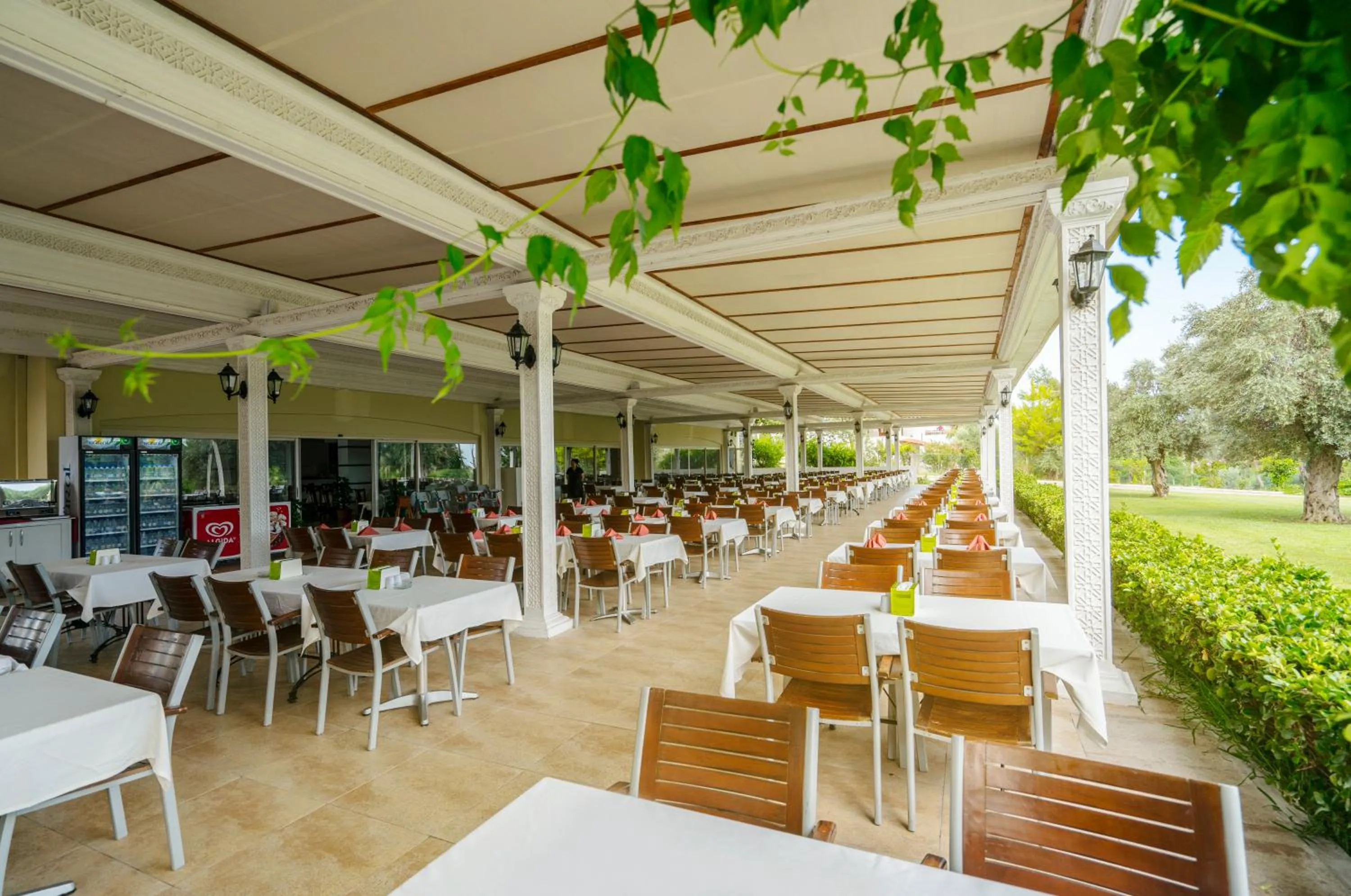 Restaurant/places to eat in Sural Resort Hotel