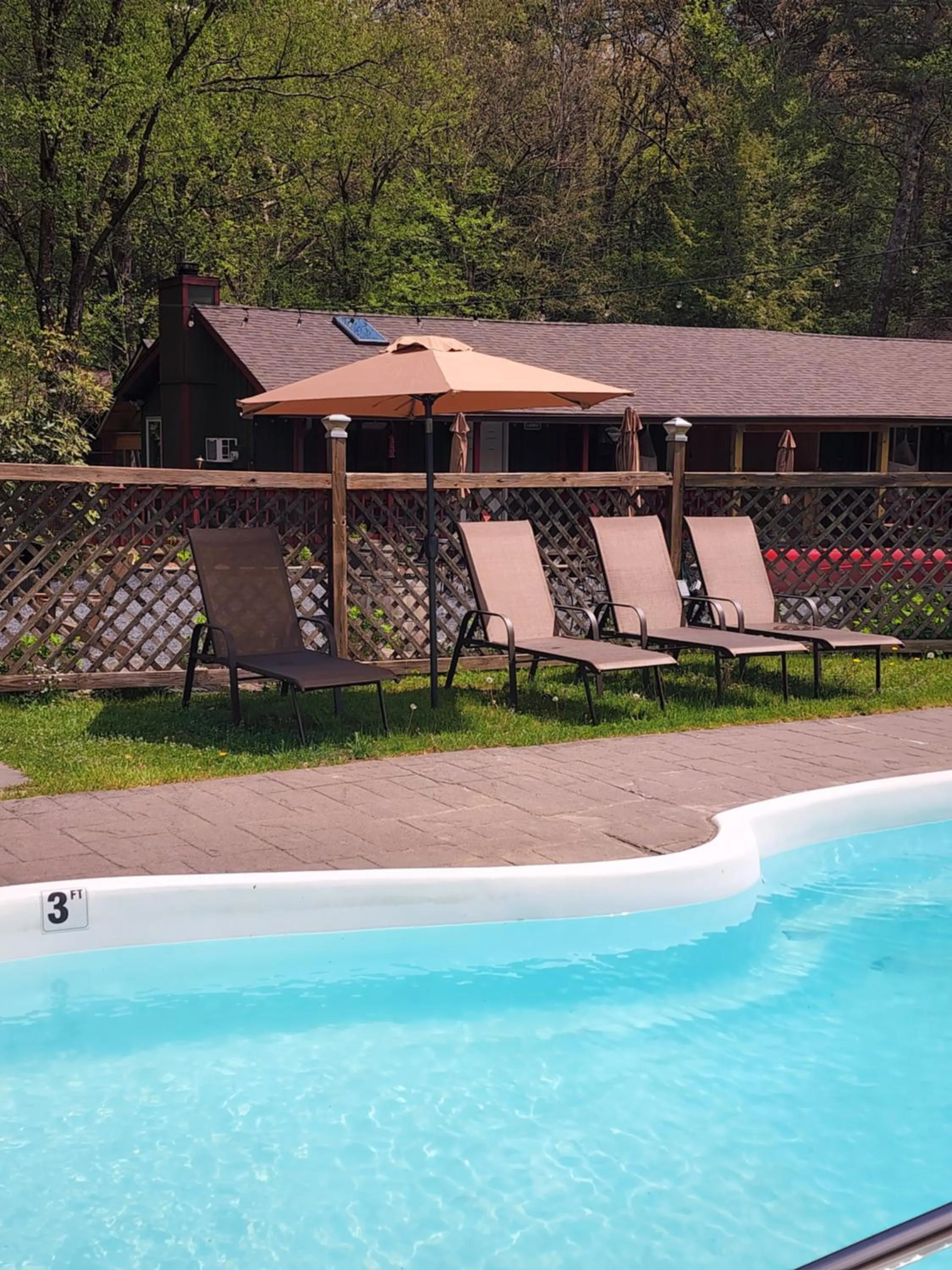 Swimming pool in Magnolia Streamside Resort