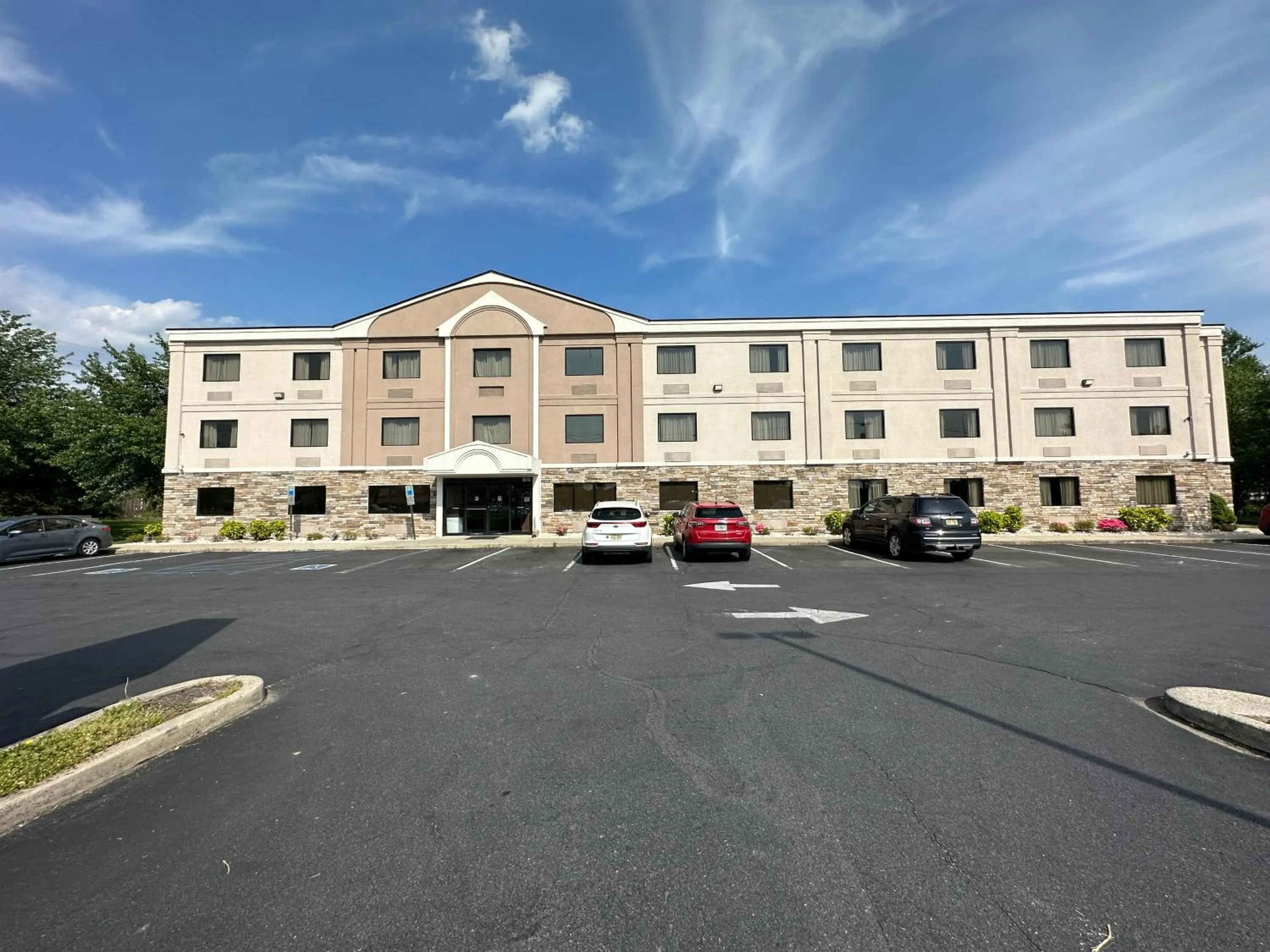 Property building in Comfort Inn Bordentown near NJ Turnpike