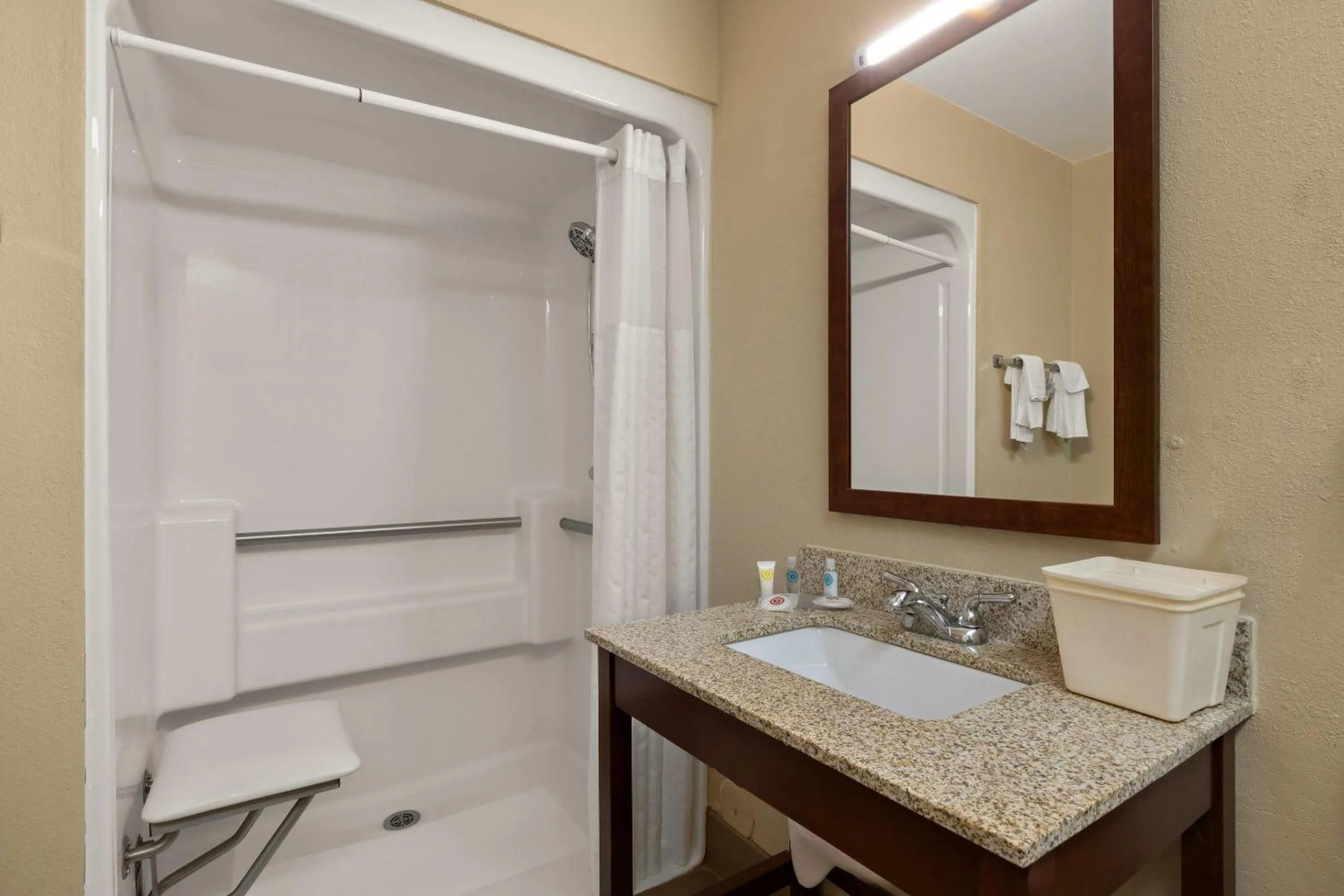 Bedroom in Comfort Inn Bordentown near NJ Turnpike