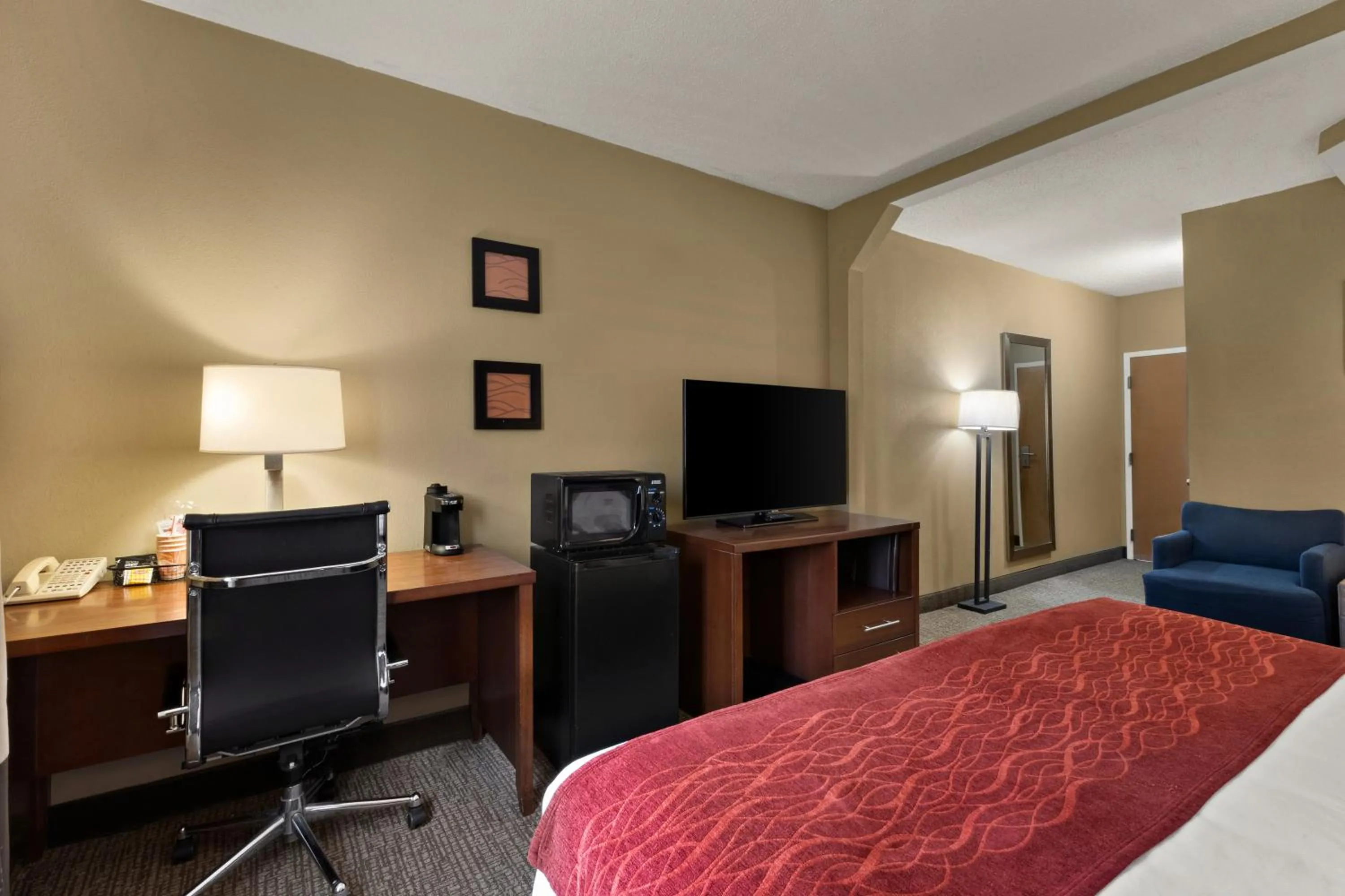 TV and multimedia, Bed in Comfort Inn Bordentown near NJ Turnpike