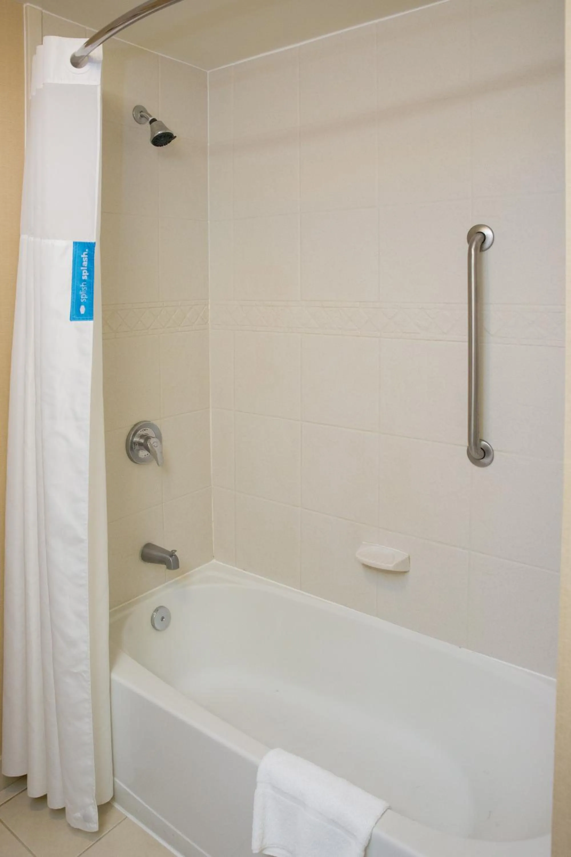 Bath in Hampton Inn Raynham-Taunton