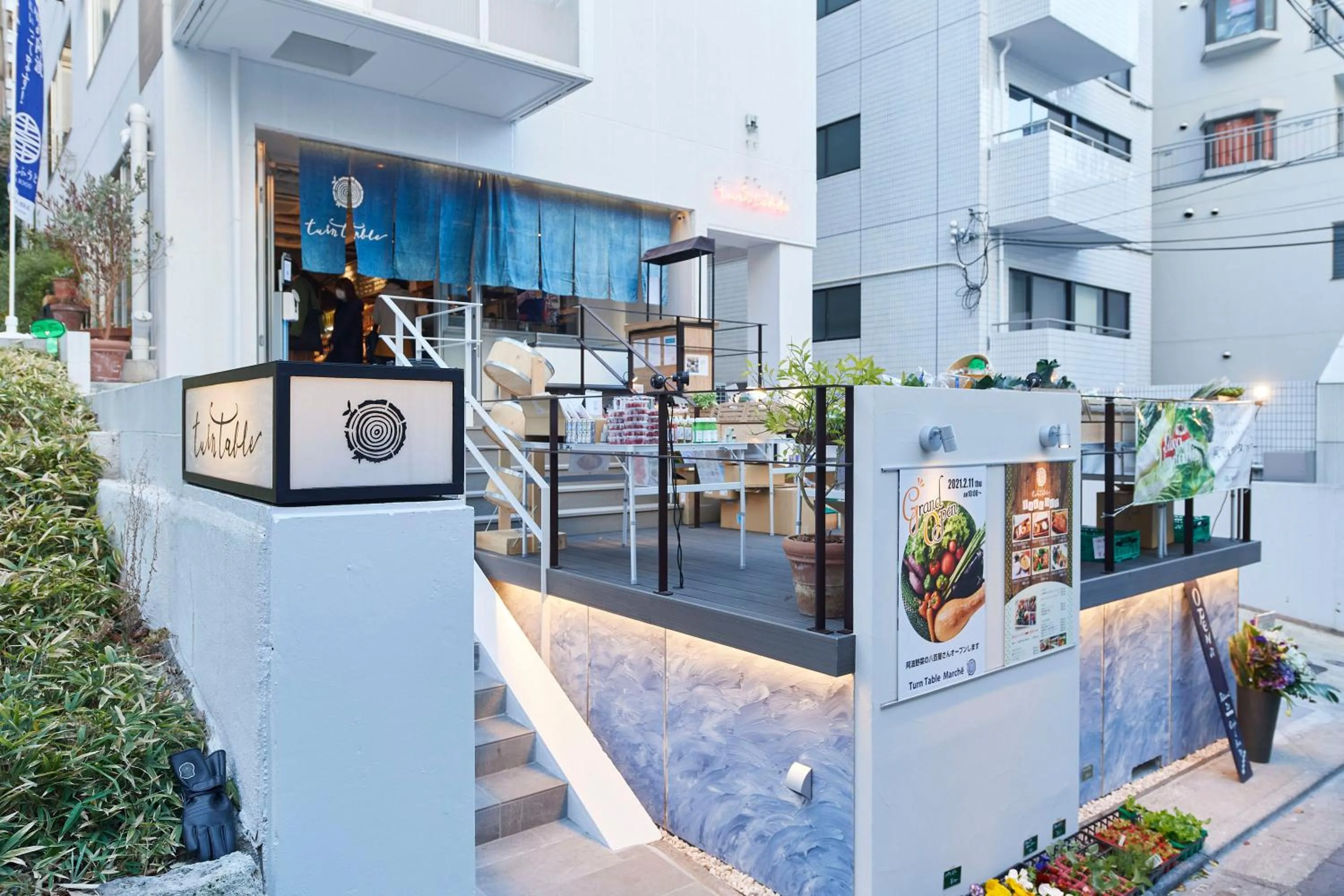 Facade/entrance in Turn Table