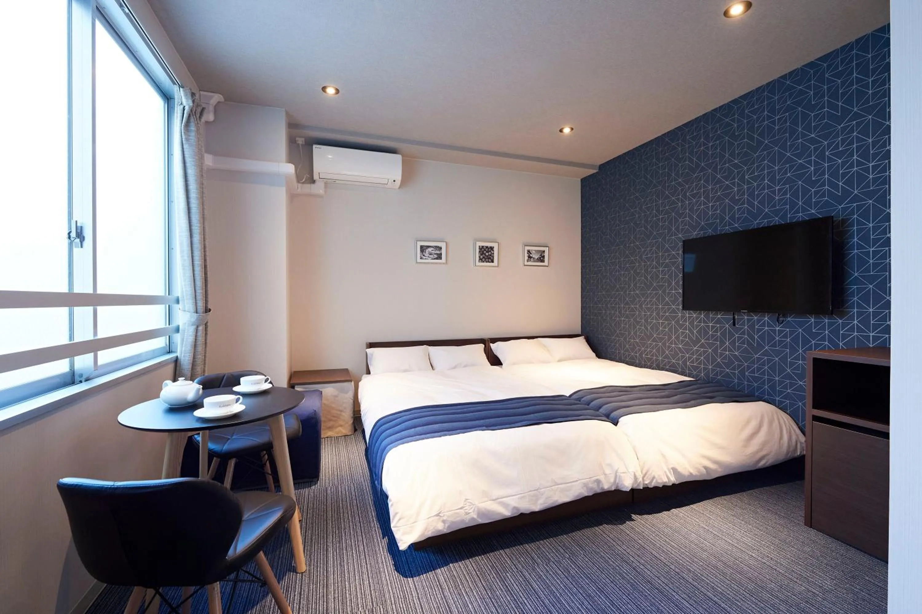 Photo of the whole room, Bed in Turn Table