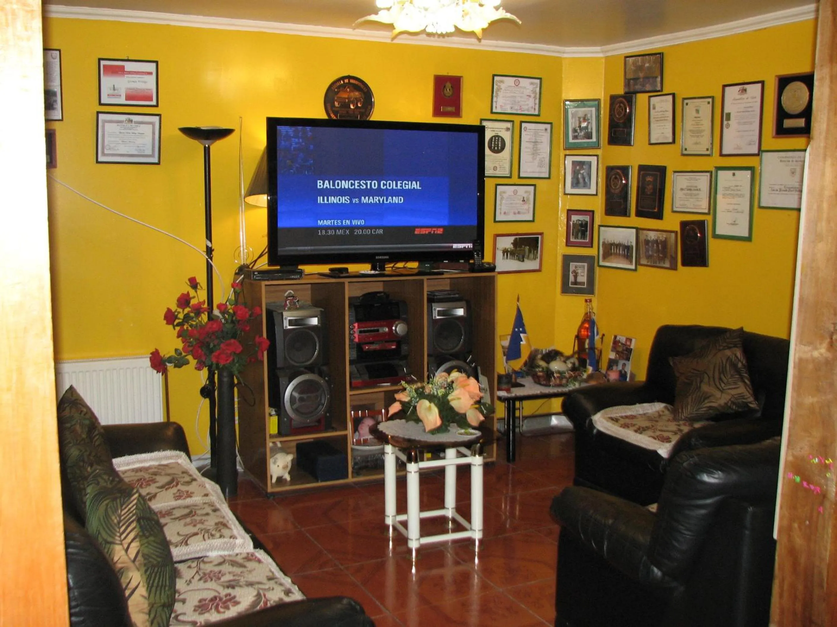 Communal lounge/ TV room in Hostal El Mirador