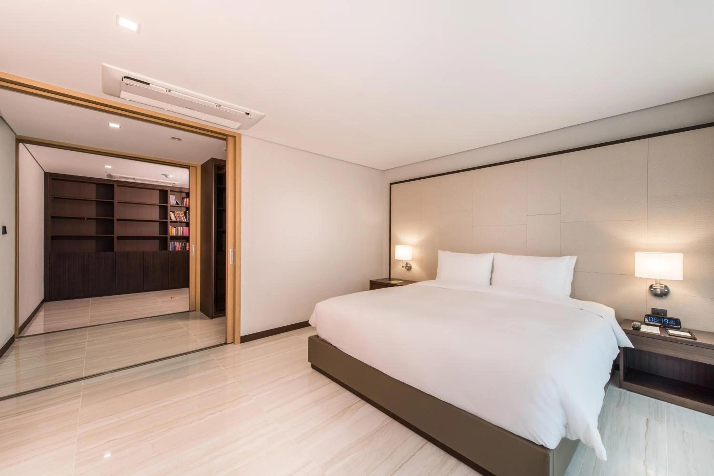 Bed in ENA Suite Hotel Namdaemun