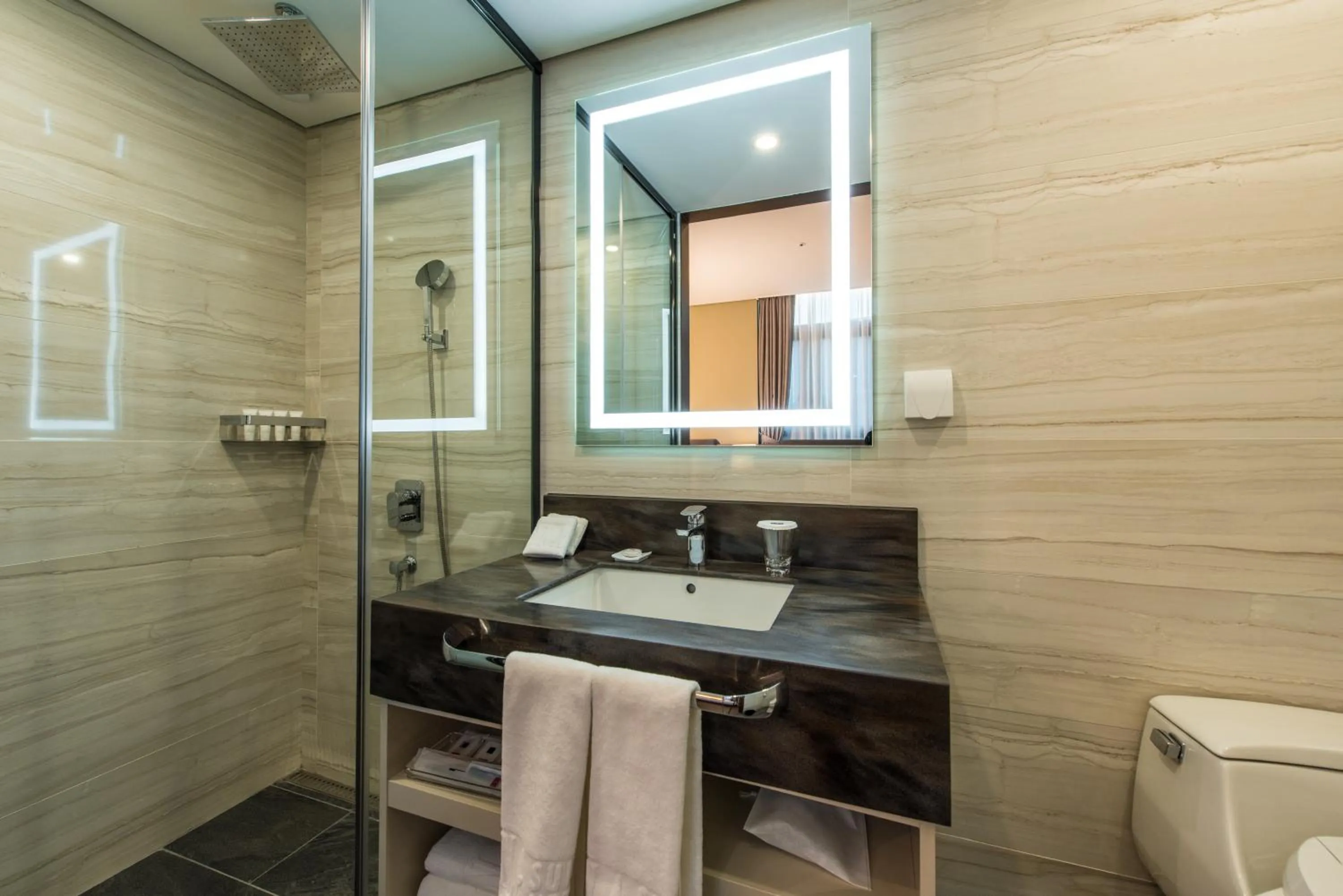 Shower in ENA Suite Hotel Namdaemun