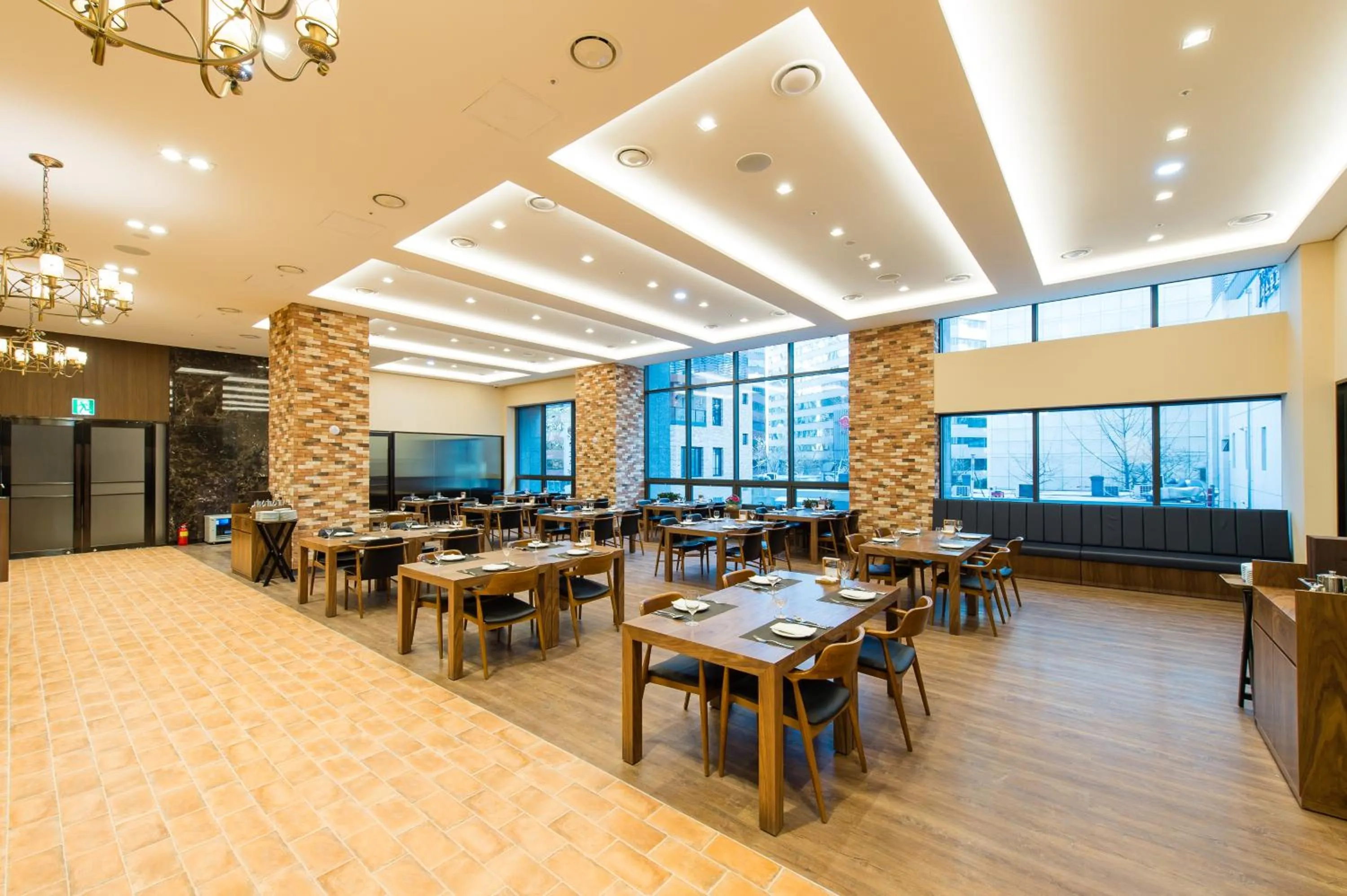 Restaurant/places to eat in ENA Suite Hotel Namdaemun