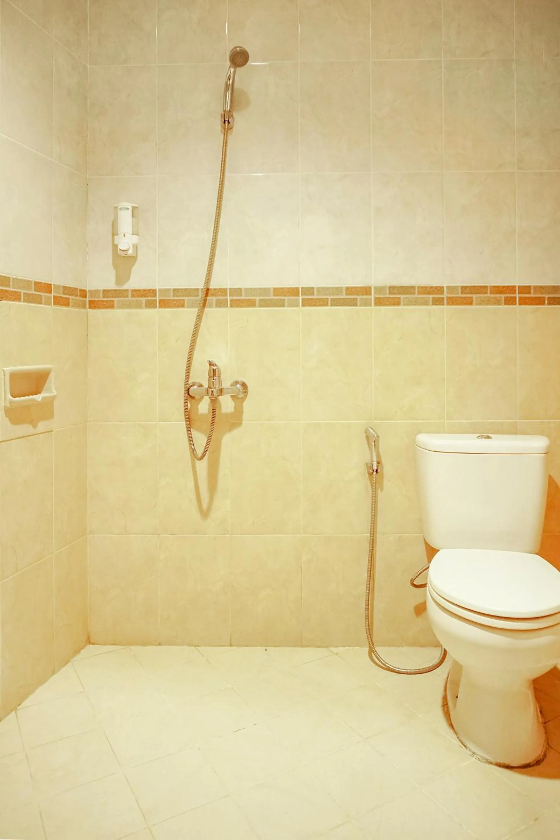 Bathroom in Capital O 142 Hotel Al Furqon Syariah