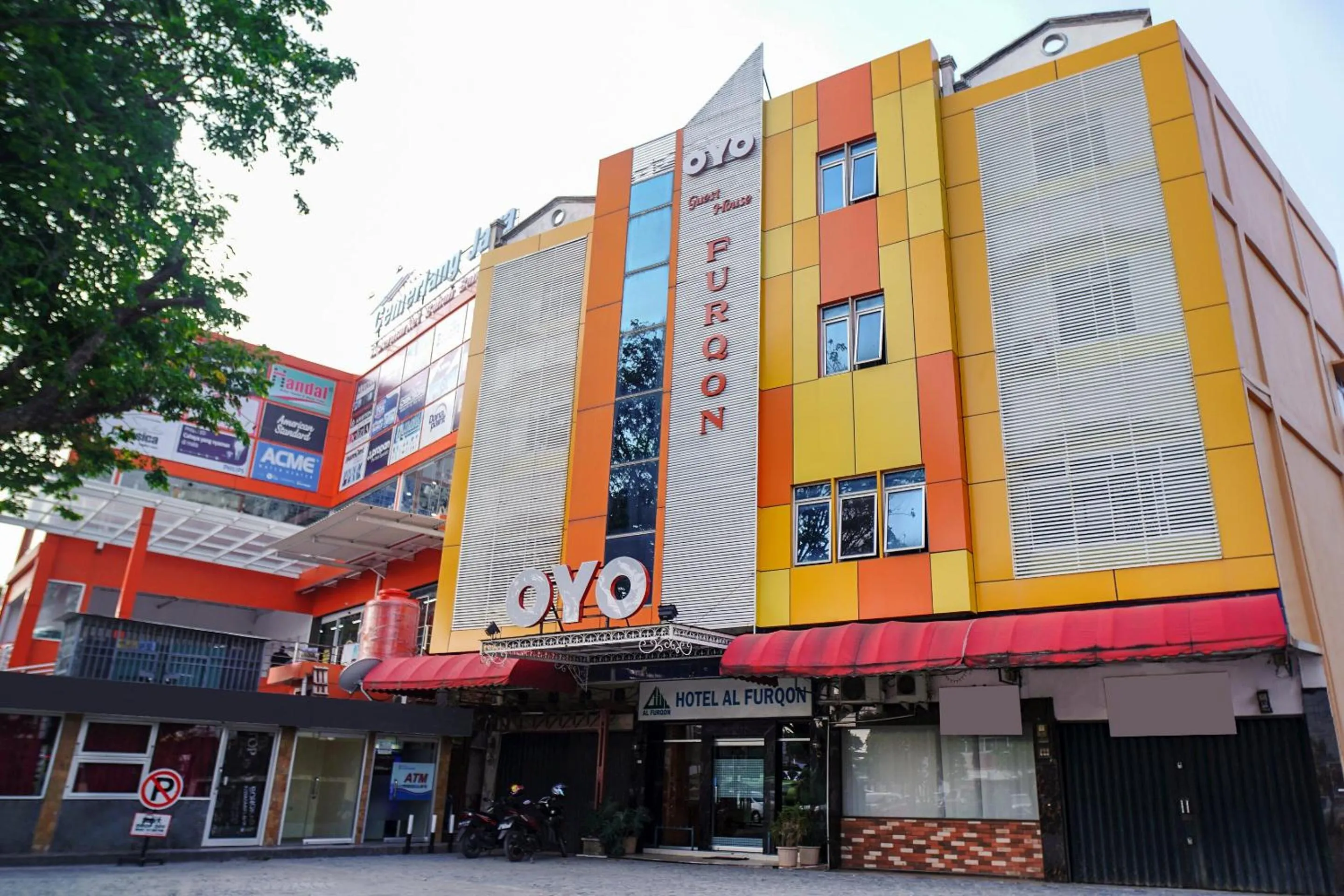 Facade/entrance in Capital O 142 Hotel Al Furqon Syariah