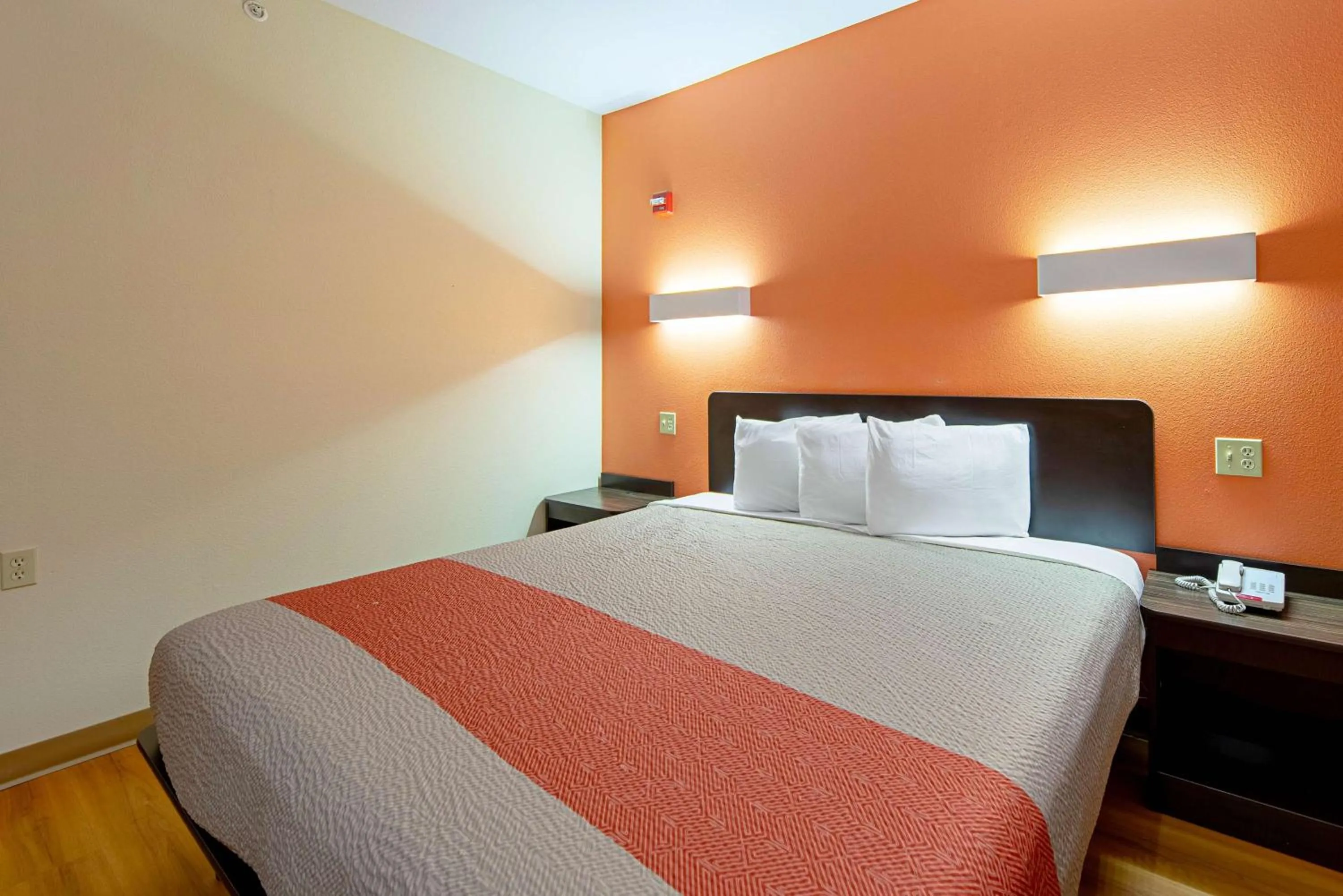 Photo of the whole room, Bed in Motel 6-Rhome, TX